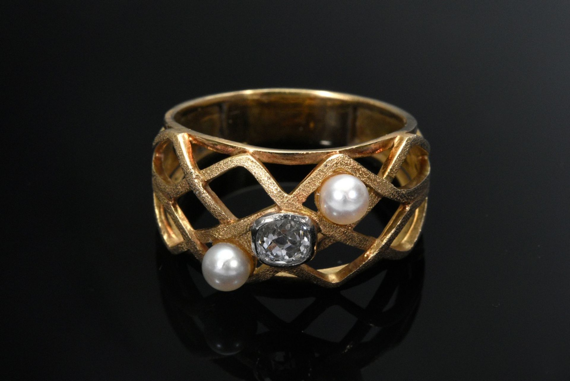 Handmade yellow gold 750 ring with old cut diamond (ca. 0.20ct/SI/CR) and 2 cultured pearls, 5,1g,  - Image 2 of 3