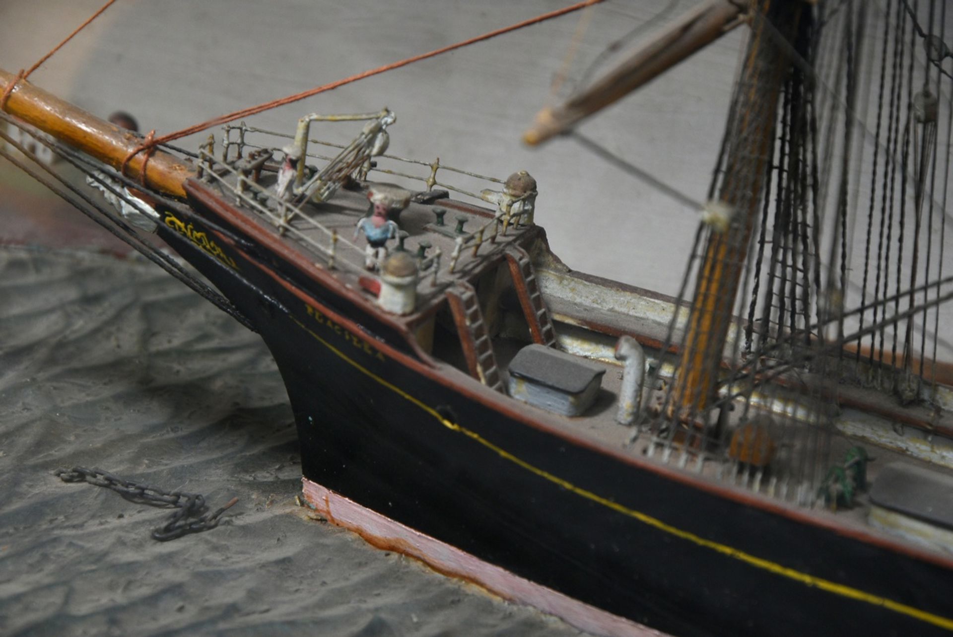 Diorama mit Schiffsvollmodell "Viermastbark 'Placilla' spätere 'Optima'" mit Beibooten vor Miniatur - Bild 7 aus 8