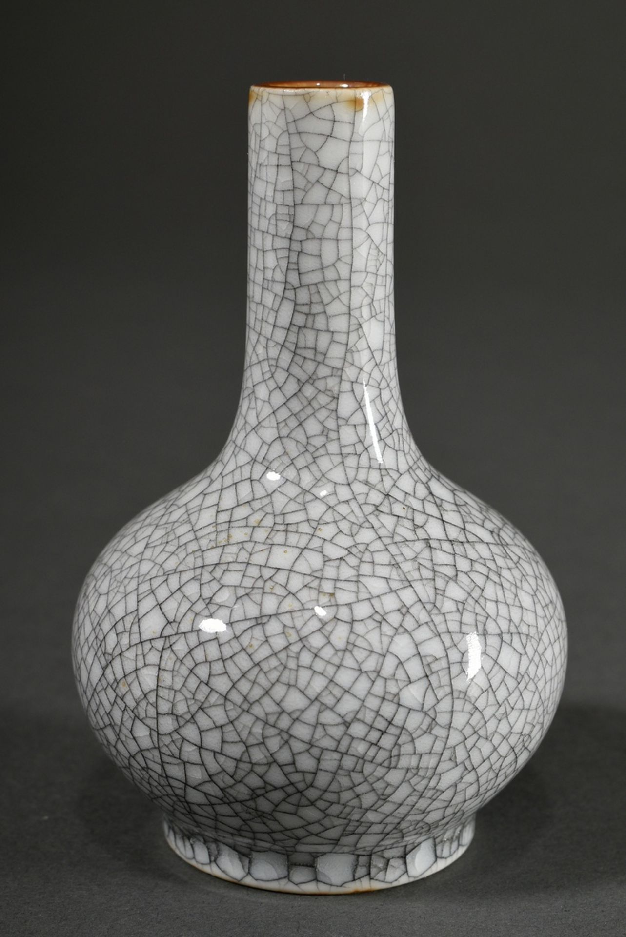 Small bulbous porcelain vase with Ge glaze, China, h. 10,5cm - Image 2 of 4