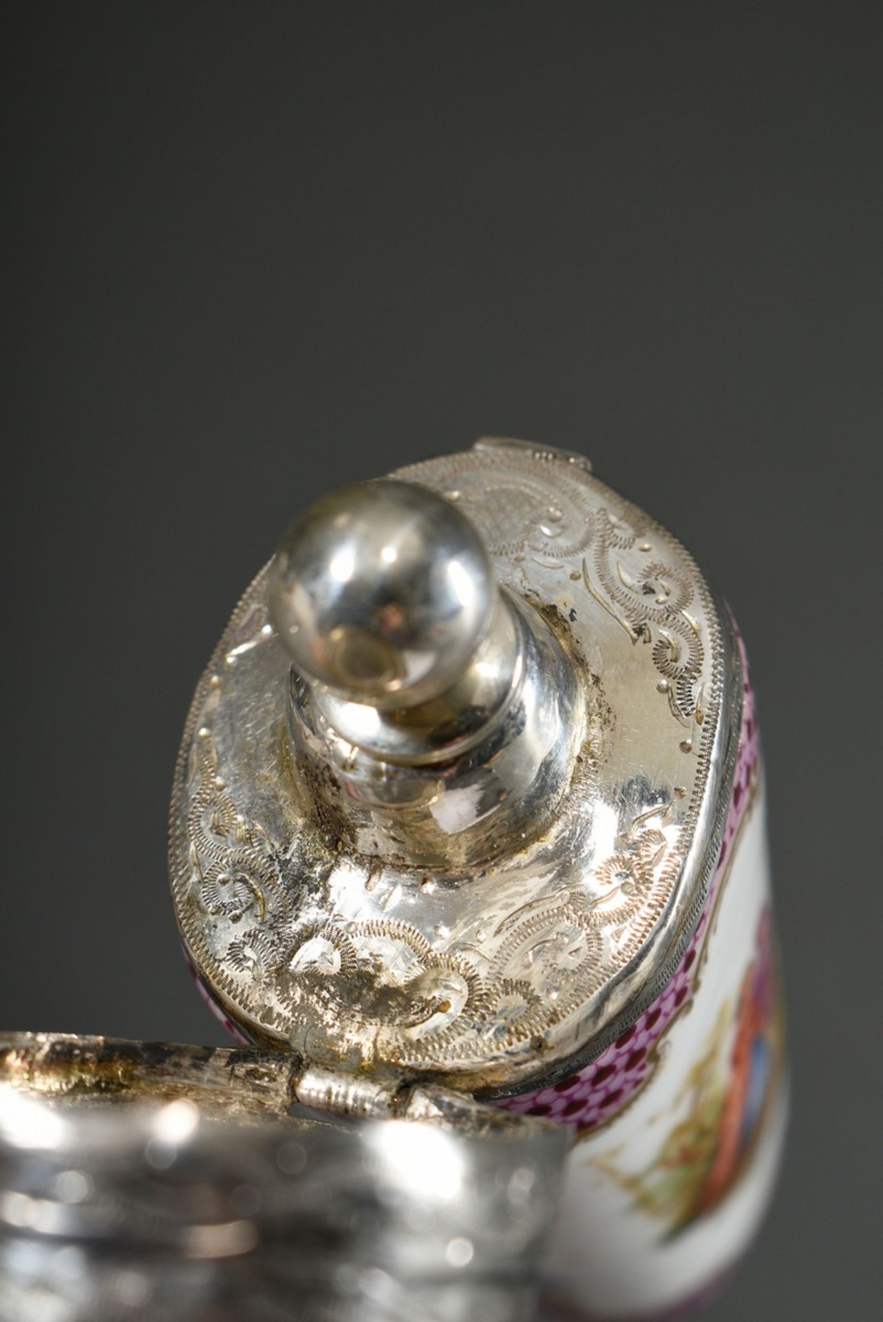Porzellan Flakon mit ornamental gravierter Silber Montierung und farbiger Bemalung "Szenene nach Wa - Bild 6 aus 7