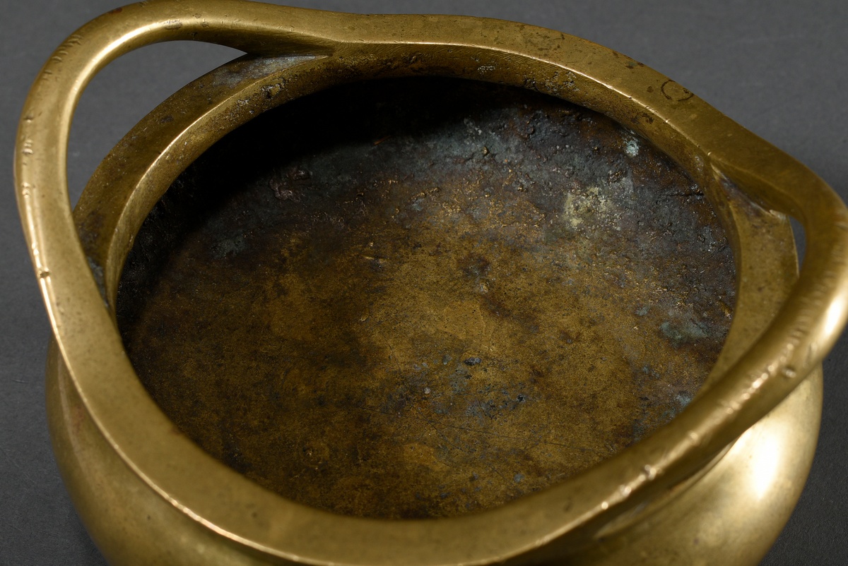 Bronze Tripod Censer with handles swinging out of the rim, base with 16-character Ming mark, h. 9.6 - Image 4 of 6