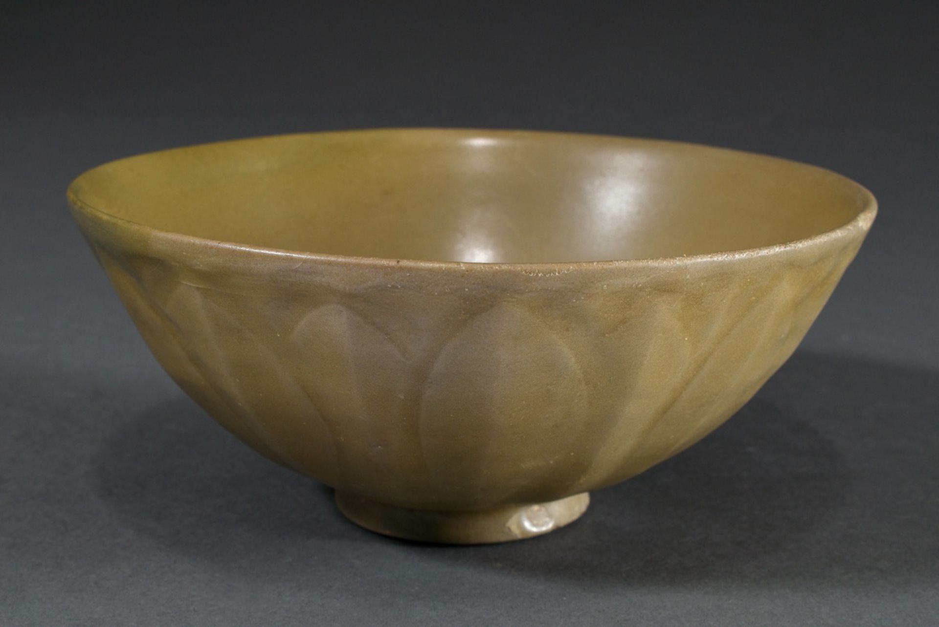 Lonngquan celadon bowl with lotus blossom border, China Song/Yuan Dynasty, h. 8 Ø 18,5cm, rest.