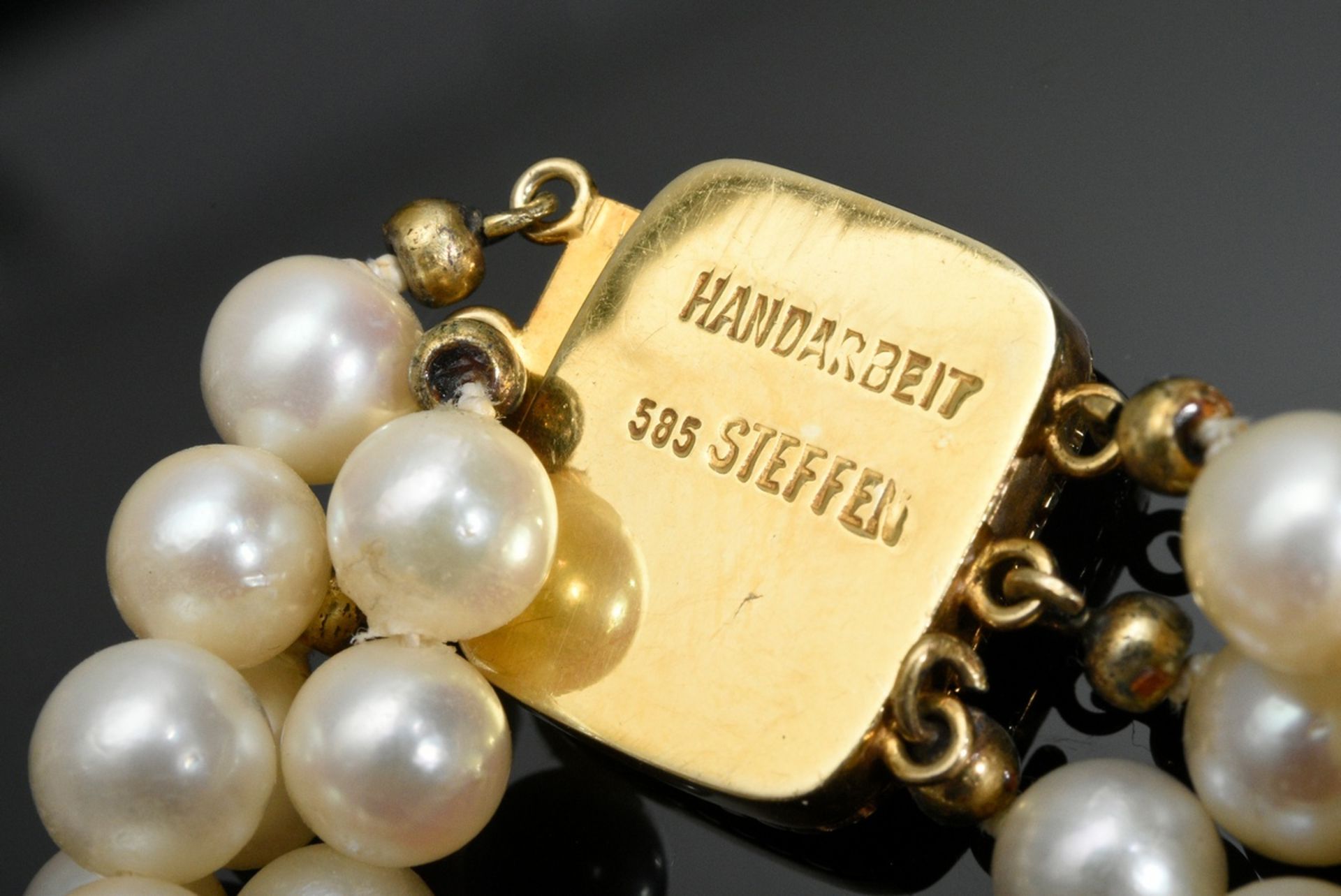Dreireihiges Zuchtperlen Armband mit handgefertigter Gelbgold 585 Schließe,  facettiertem Mandaring - Bild 4 aus 4