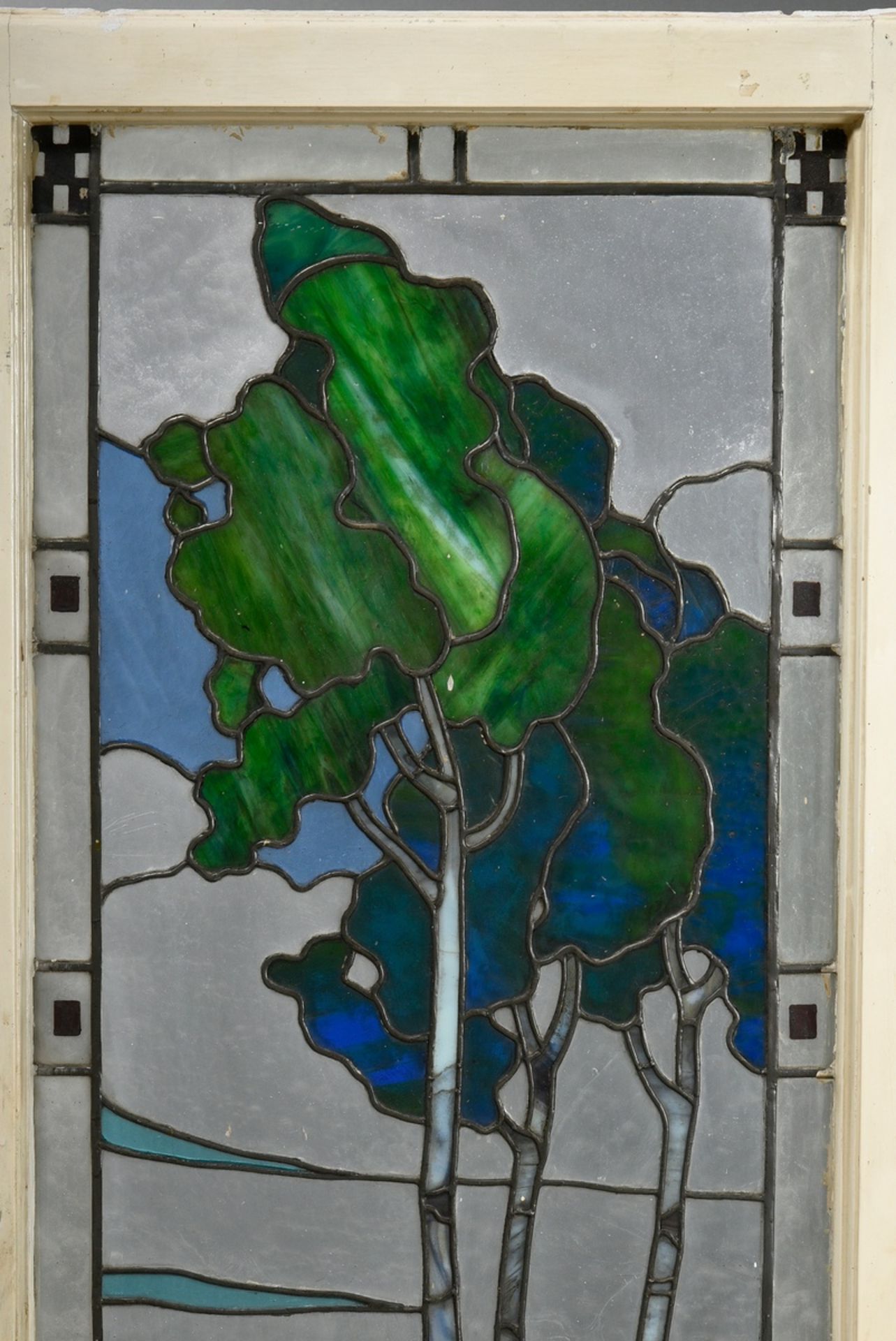 2 Jugendstil Bleiglas Fenster mit mehrfarbigen Darstellungen "Schiff" und "Baum" in weiß lackierten - Bild 6 aus 7