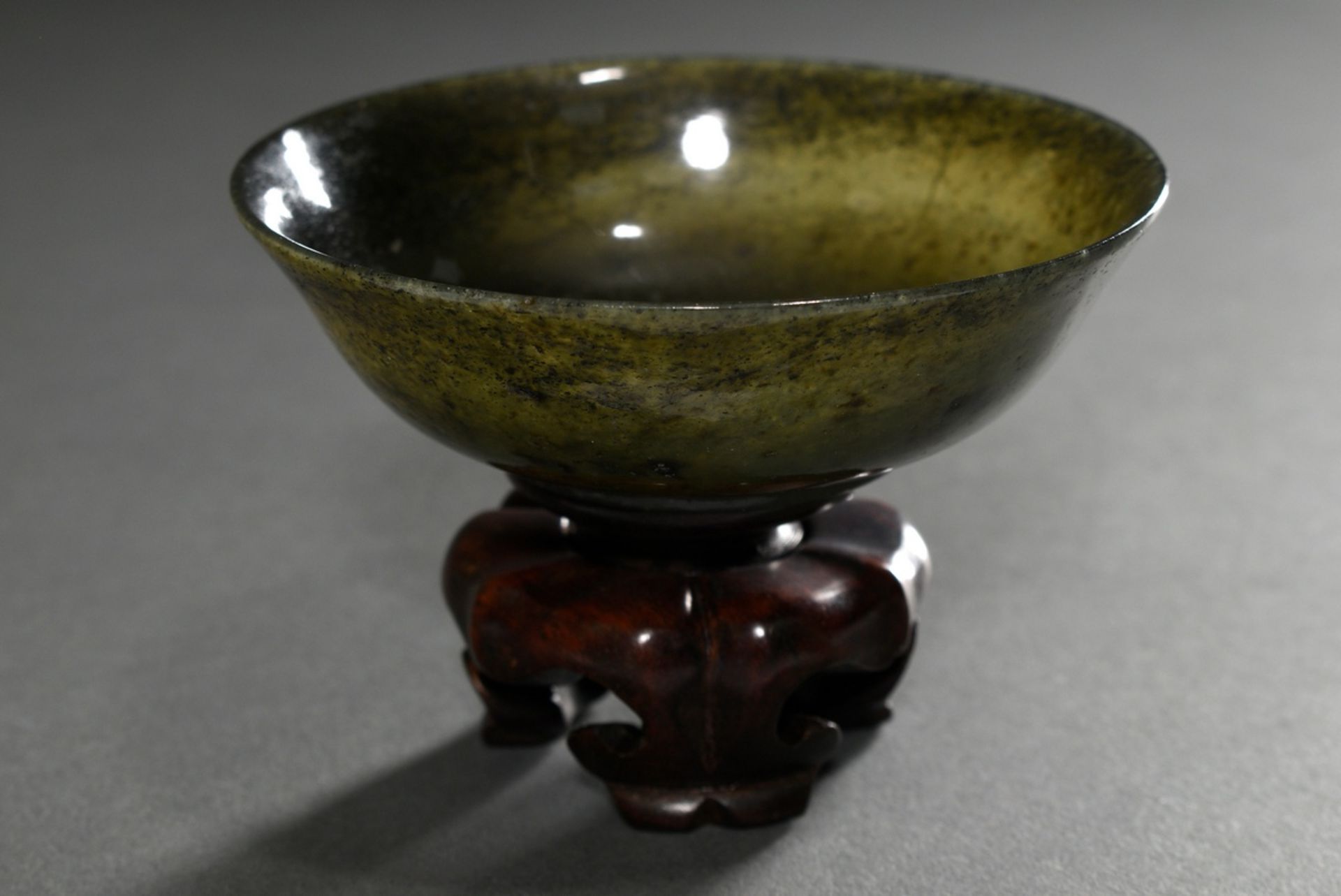 Small spinach jade bowl, China Qing dynasty, h. 3 Ø 9,5cm, on carved later wooden stand, 1 hairline