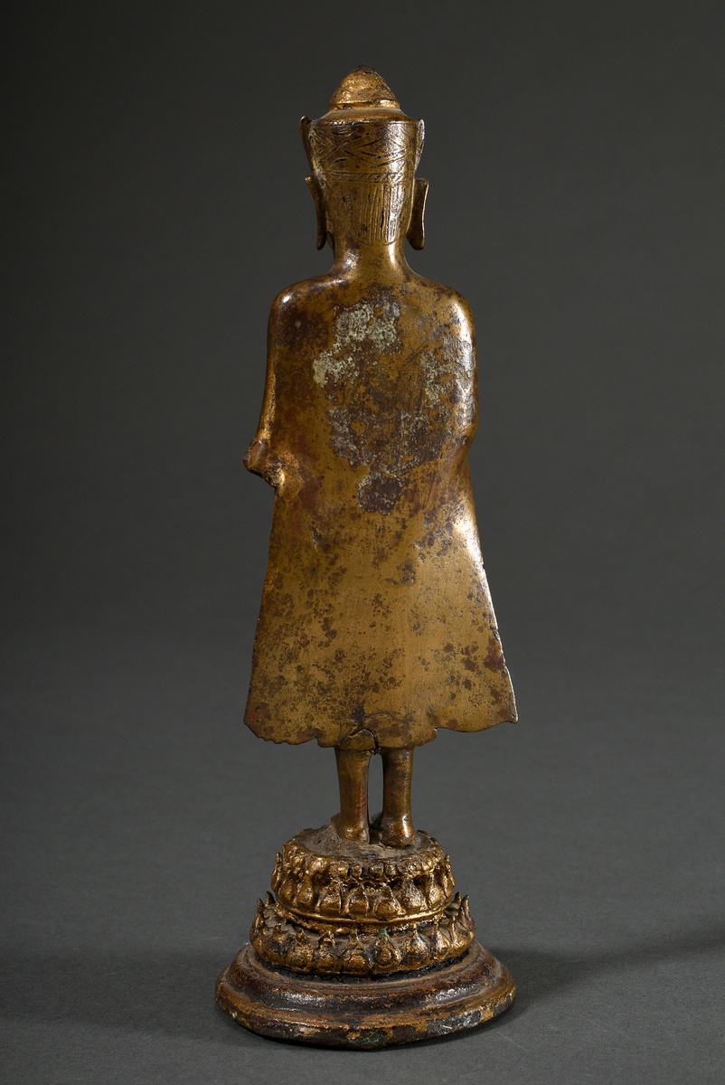 Brass figure "Standing Buddha on a lotus base" in Ayutthaya style, Thailand 16th/17th century, h. 2 - Image 4 of 6