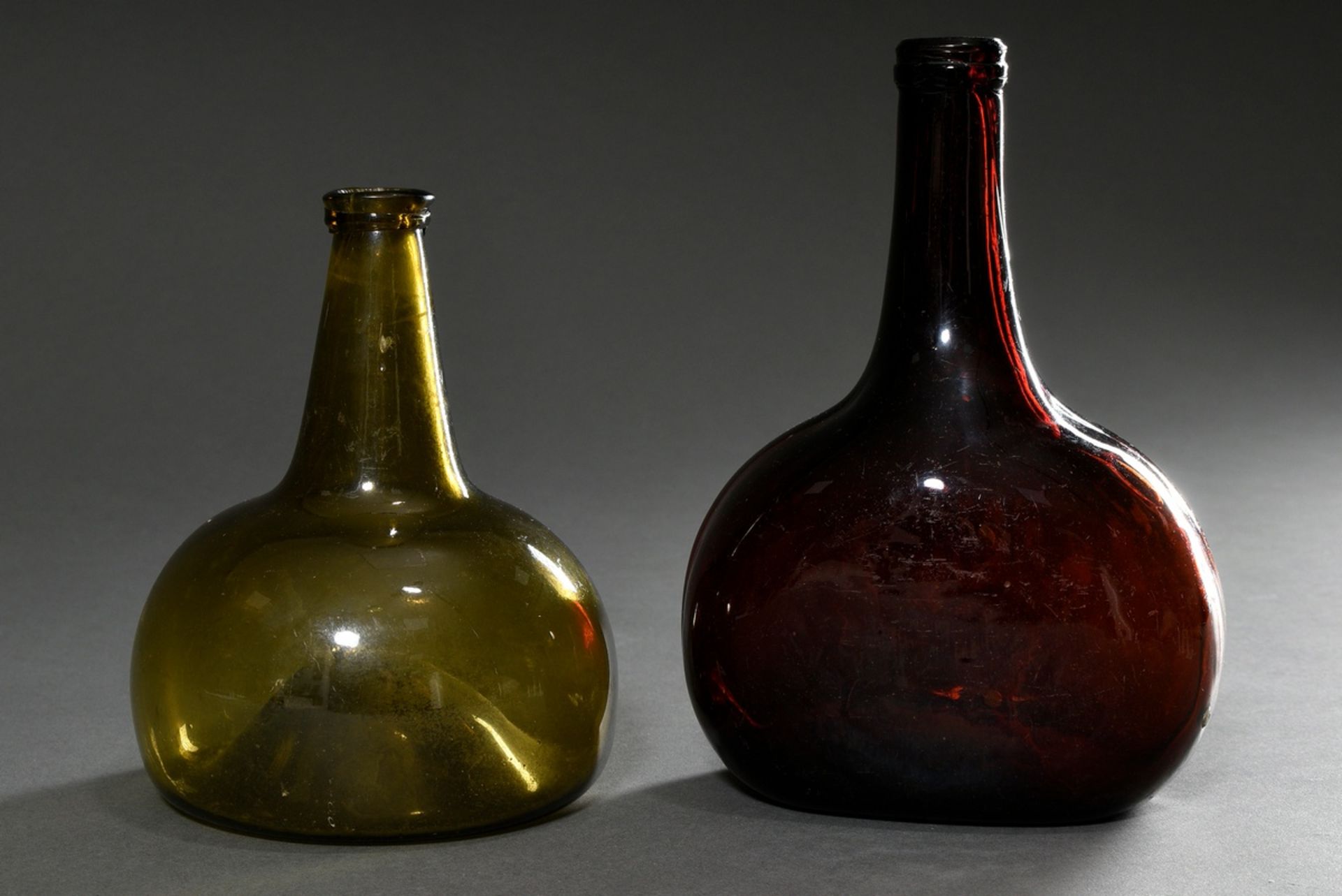 2 Old forest glass spherical bottles with raised bottom, green and brown, Holland 18th/19th c., h.  - Image 2 of 4