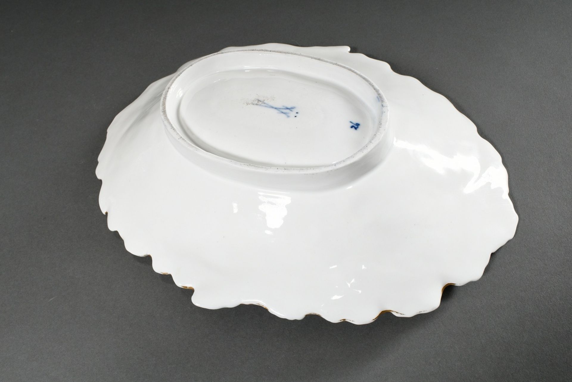 Ovale Meissen Prunkschale mit Weinlaubrelief, gold und kobaltblau staffiert, Ritznr. B 182, 19.Jh., - Bild 3 aus 4