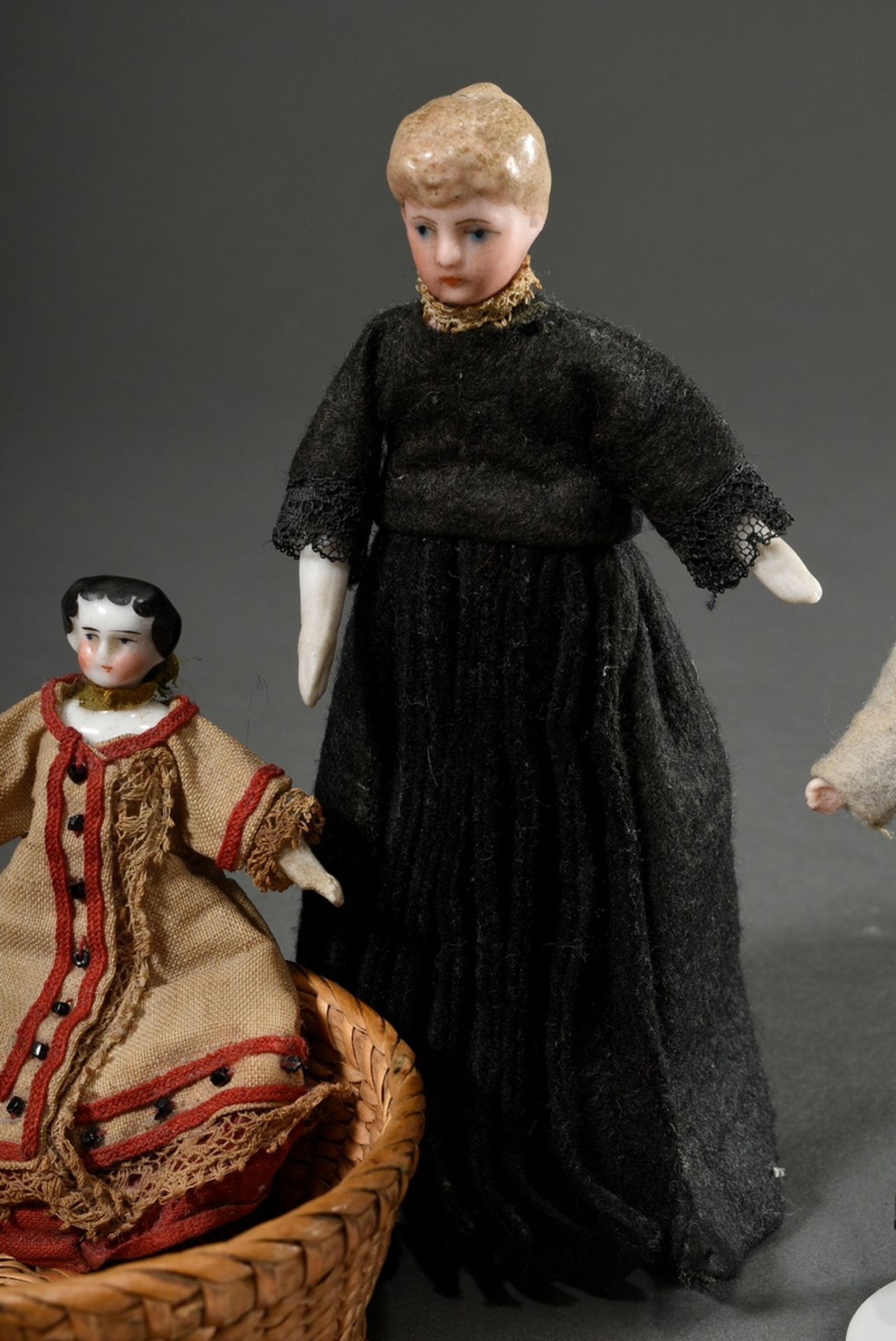 5 Diverse Puppenstuben Püppchen in alter Original Kleidung, Ende 19.Jh, H. 6-15cm, dazu Korb mit di - Bild 5 aus 6