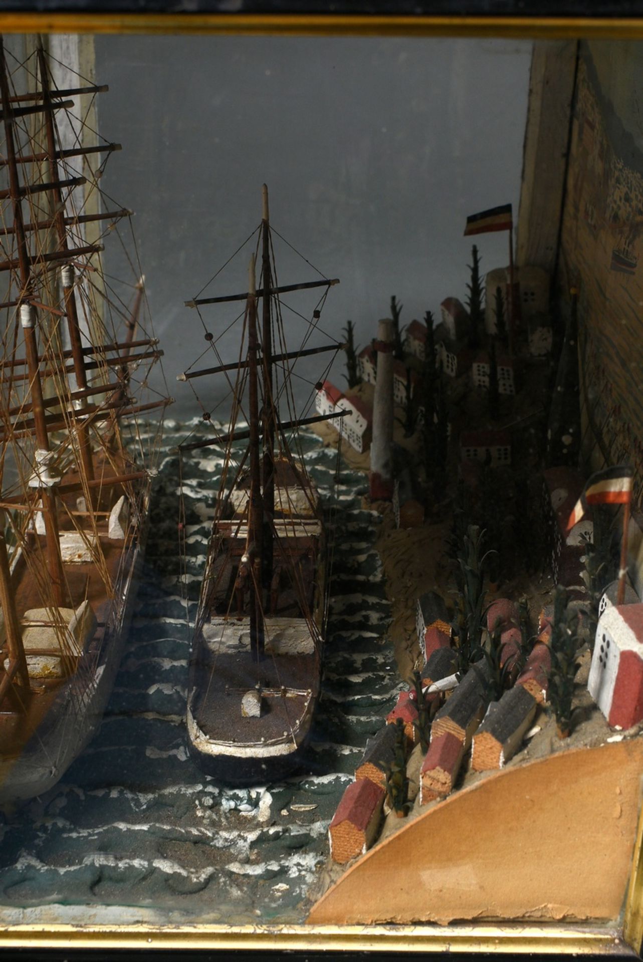Diorama mit zwei Vollschiffmodellen "Dreimaster und Zweimaster" vor Miniaturstadt, Rückwand (Zigarr - Bild 3 aus 5