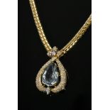 Prachtvolles Gelbgold 750 Collier mit blauem Topastropfen (ca. 23,65ct) in Brillantumrahmung mit Na