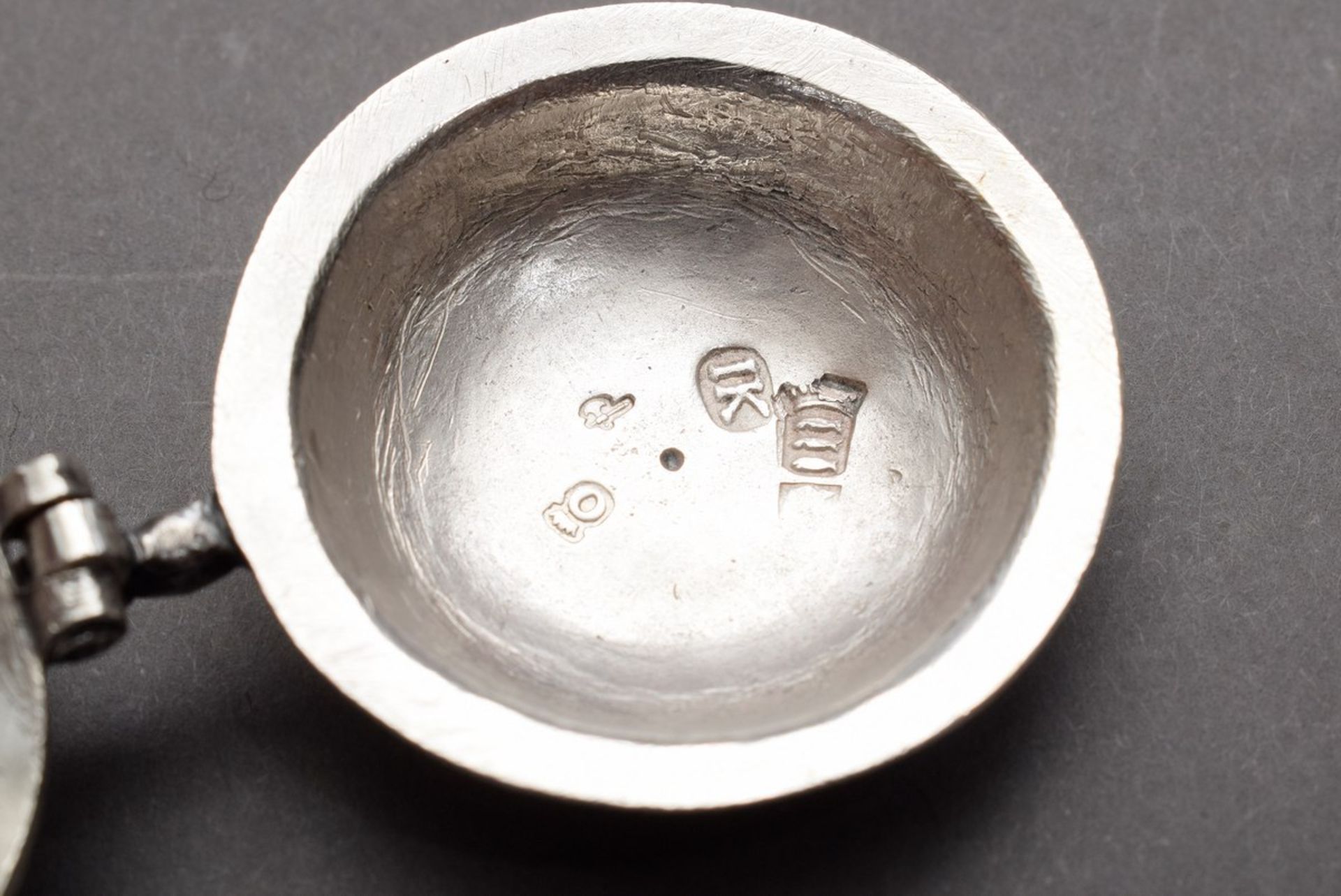 2 various Dutch miniatures, 18th century: bedpan, (l. 12,3cm) and foot warmer (2,5x2,5cm), silver,  - Image 4 of 4