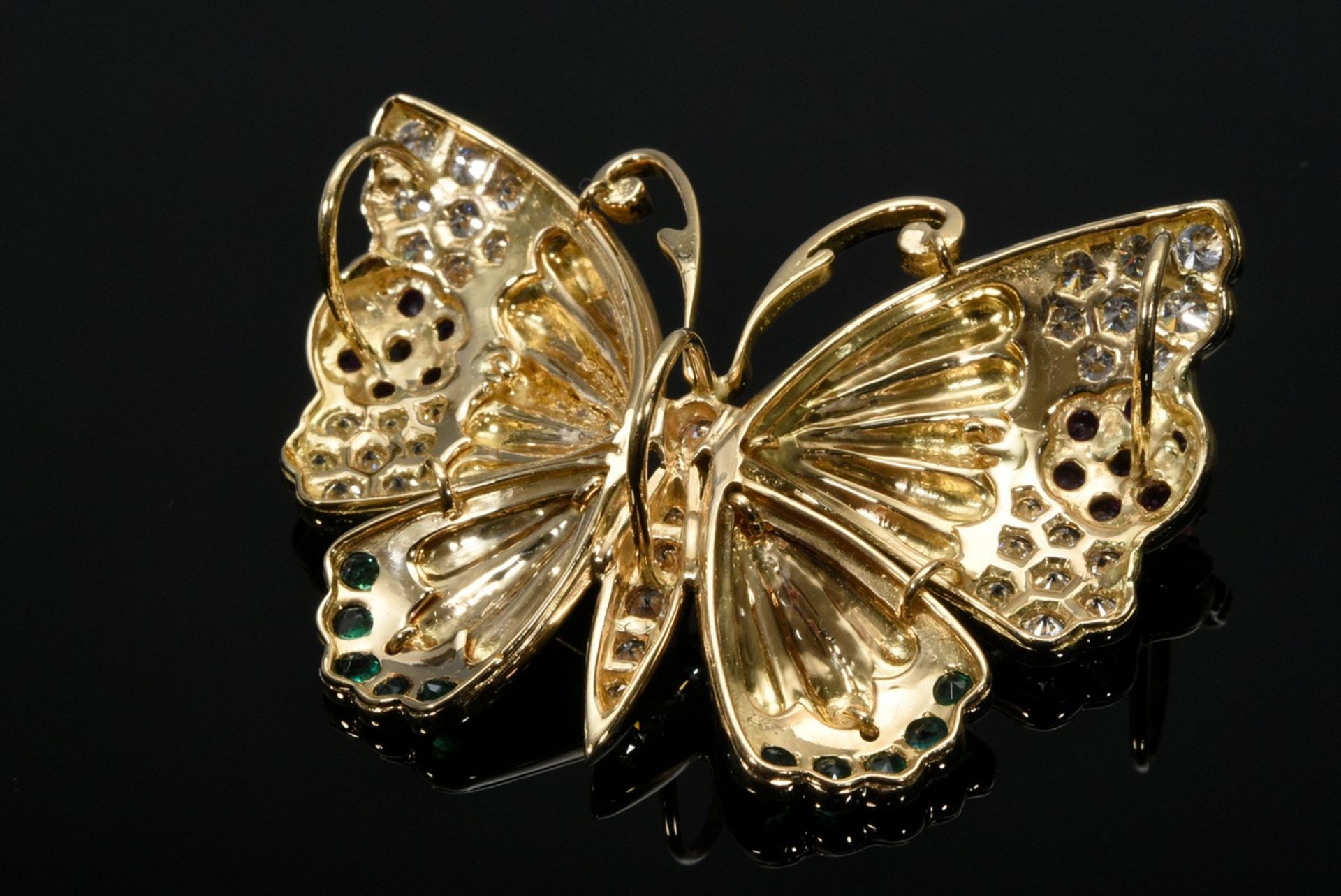 Dekorativer Gelbgold 750 "Schmetterling" Anhänger mit Brillanten (zus. ca. 3.30ct/VSI/TW), Smaragde - Bild 2 aus 2