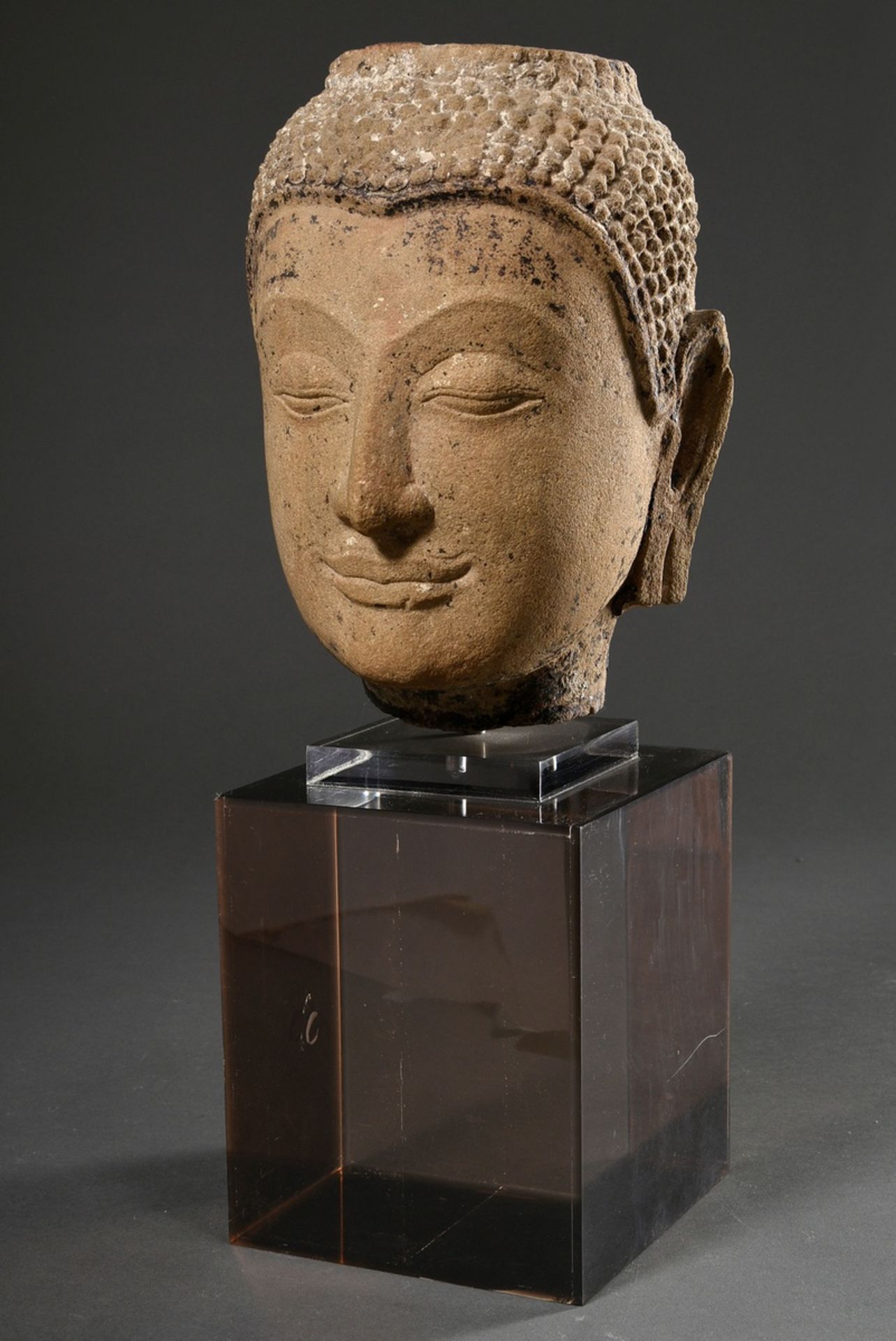 Ayutthaya Sandstein Buddha Kopf mit Resten von farbiger Bemalung, Thailand 15.-17. Jh., auf Plexigl