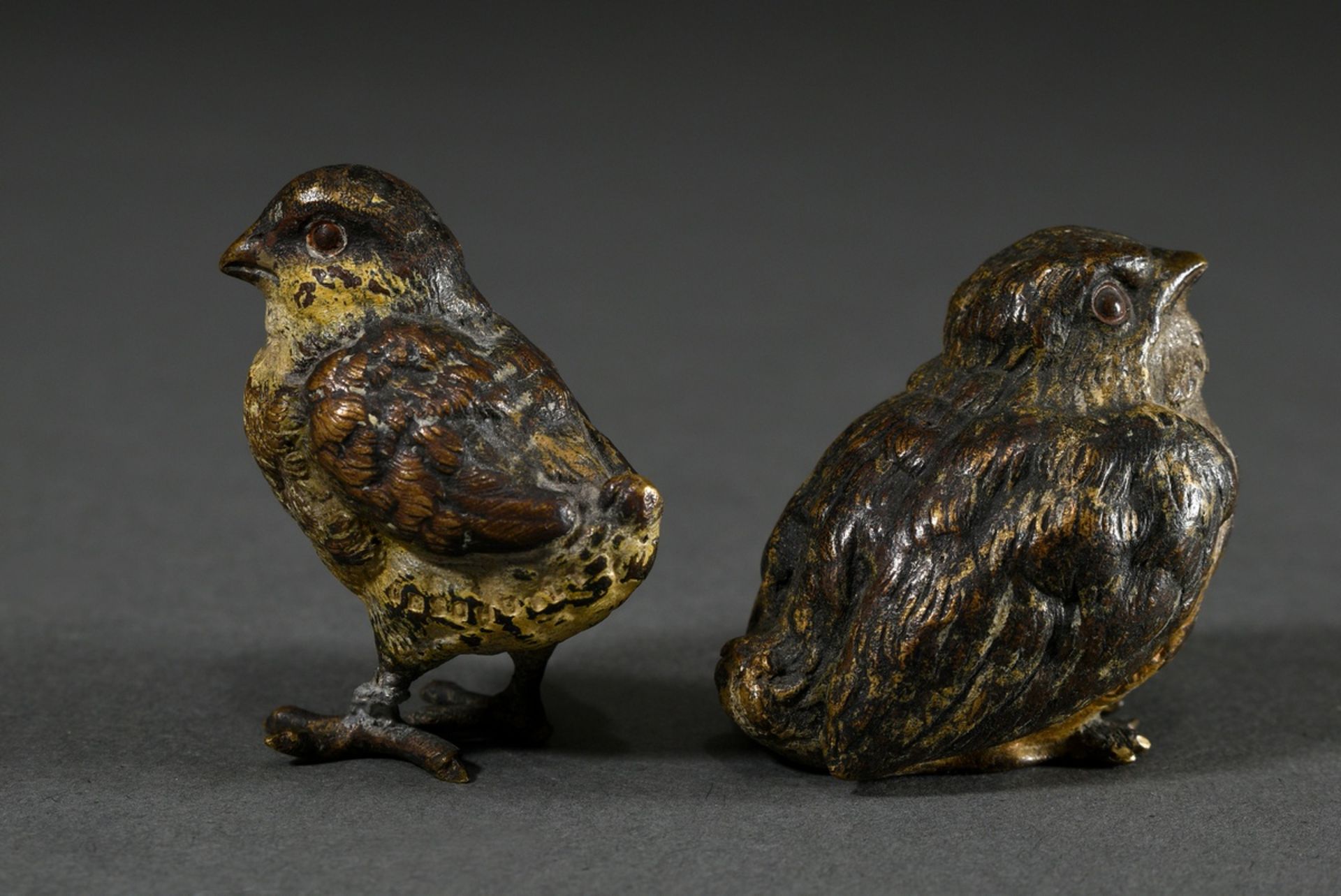 2 Diverse Wiener Bronze Figuren „Vogelküken“, farbig staffiert, 19.Jh., H. 4cm, berieben - Bild 2 aus 3