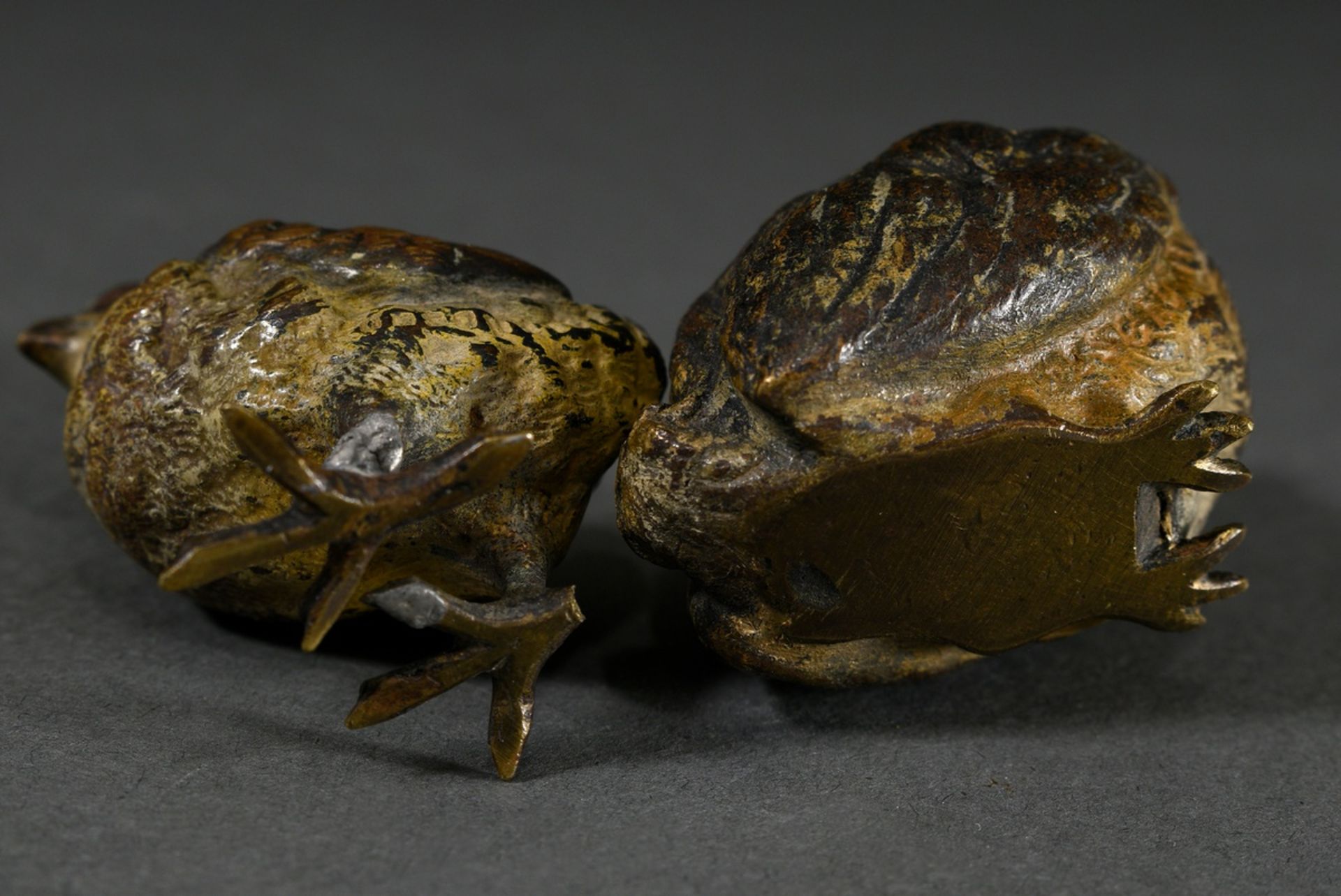 2 Diverse Wiener Bronze Figuren „Vogelküken“, farbig staffiert, 19.Jh., H. 4cm, berieben - Bild 3 aus 3
