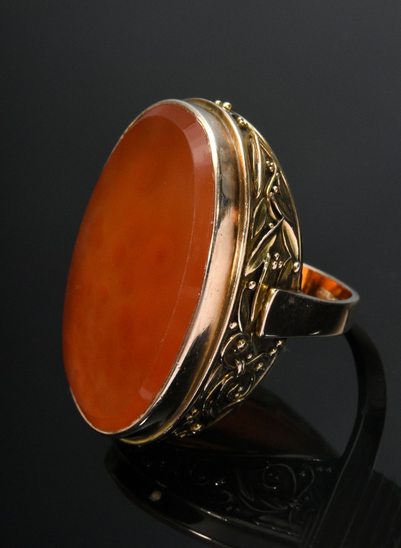 Großer handgefertigter Gelbgold Ring 585 mit ovaler Karneol Platte und plastischen Blattranken, um 