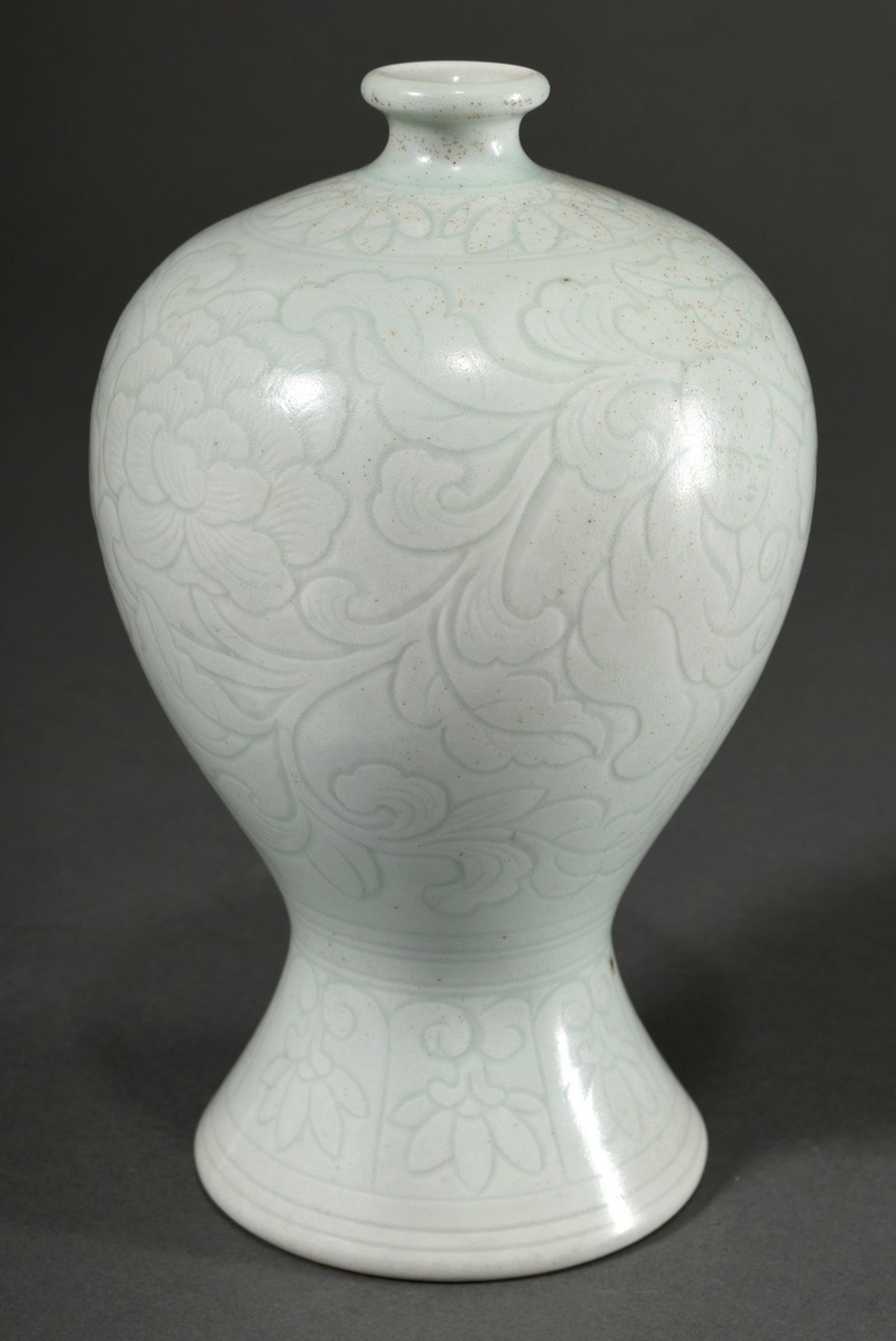 Meiping Vase mit floralem Anhua Ritzdekor und blasser Seladonglasur, Unterglasur 6-Zeichen Wanli Ri - Bild 2 aus 6