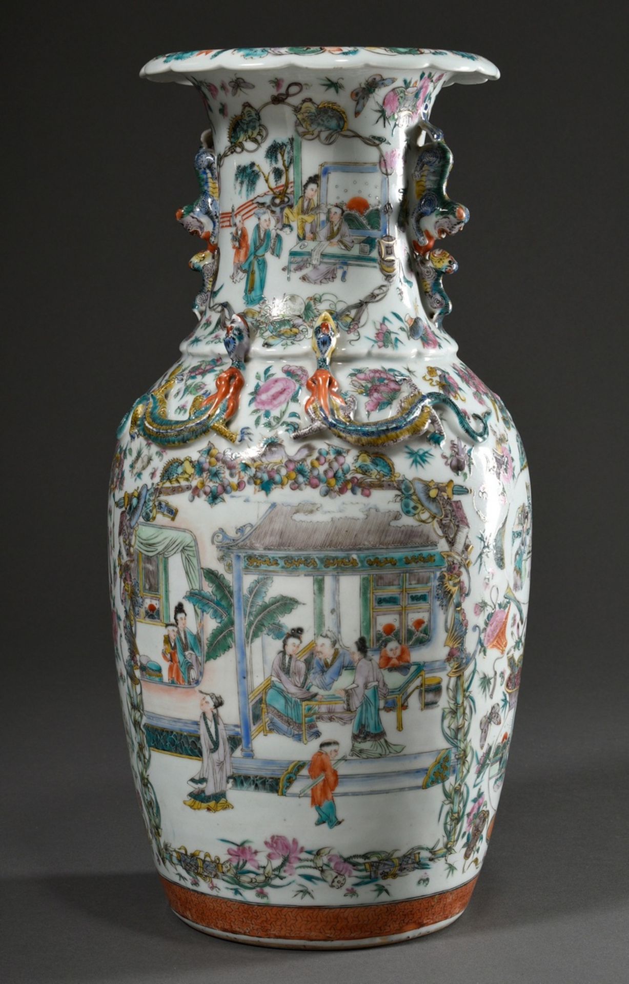 Große Kanton Vase mit lupenfeiner szenischer Malerei in verschiedenen Kartuschen auf floralem Fond  - Bild 2 aus 9