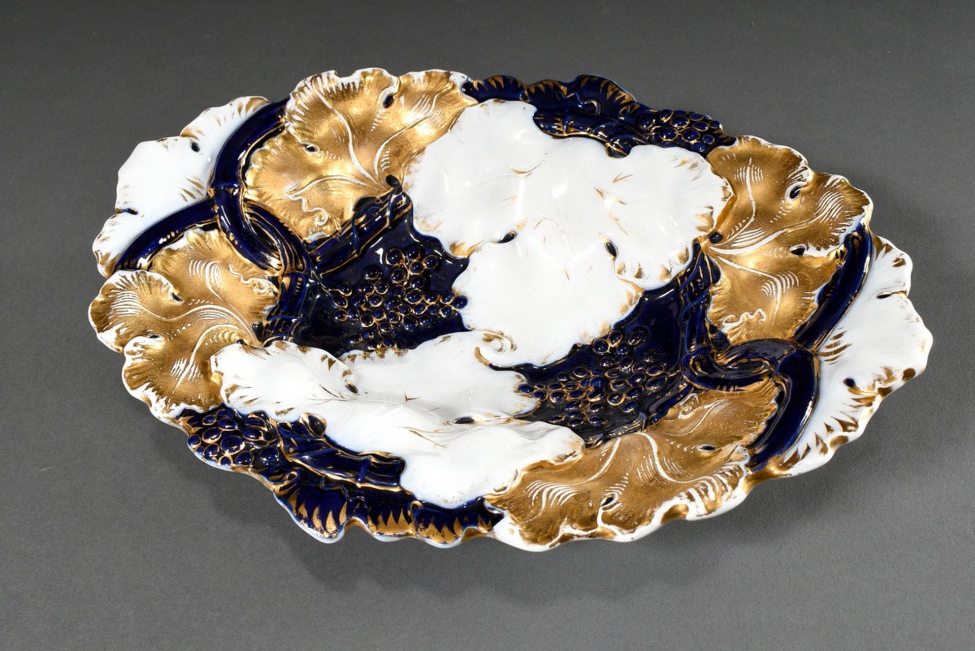 Ovale Meissen Prunkschale mit Weinlaubrelief, gold und kobaltblau staffiert, Ritznr. B 182, 19.Jh.,