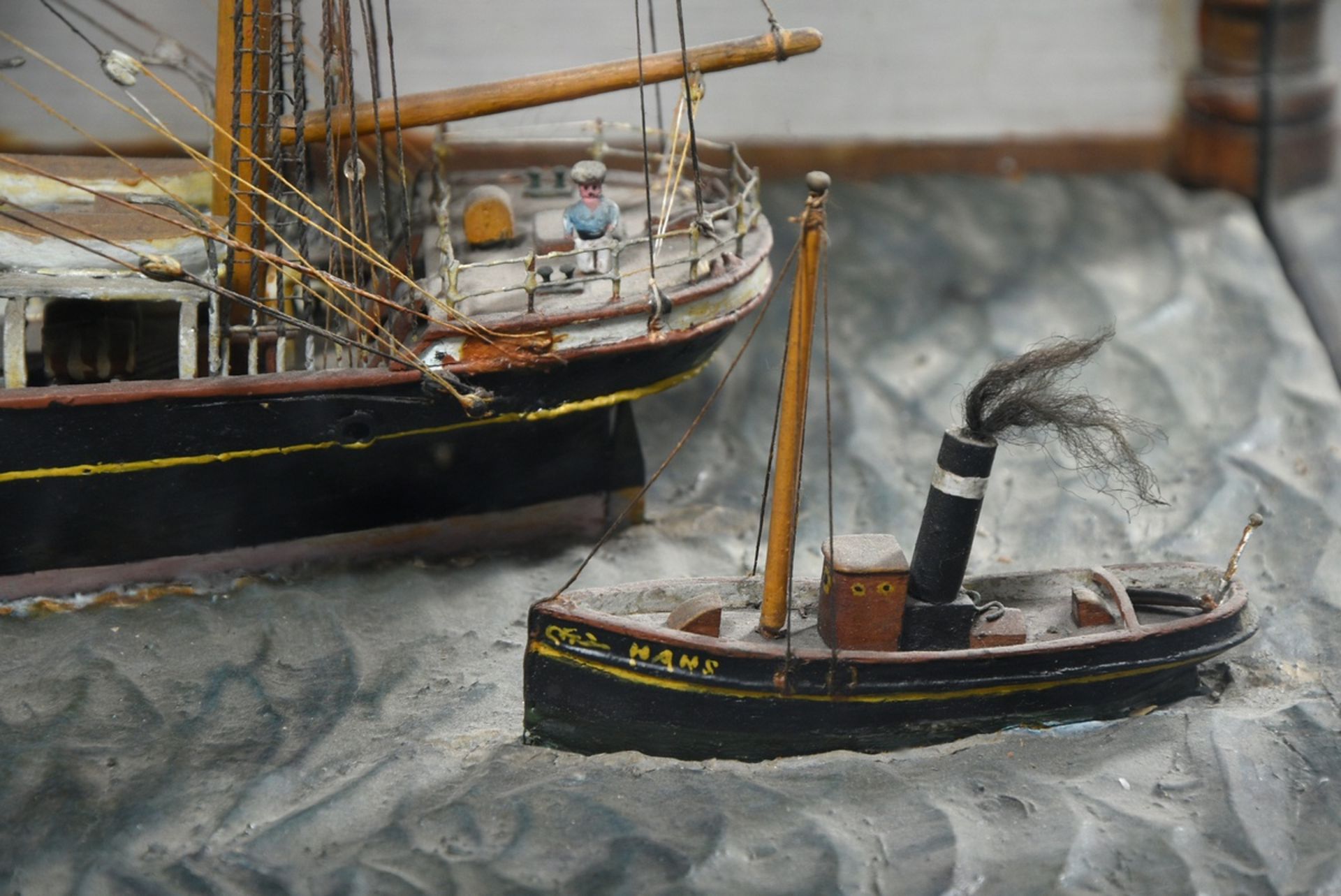 Diorama mit Schiffsvollmodell "Viermastbark 'Placilla' spätere 'Optima'" mit Beibooten vor Miniatur - Bild 6 aus 8