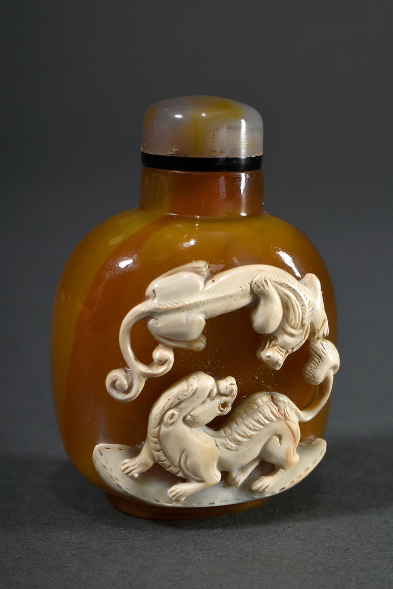 Finely cut agate layer stone snuffbottle "Chilong and cat of prey" in high relief, thin-walled holl