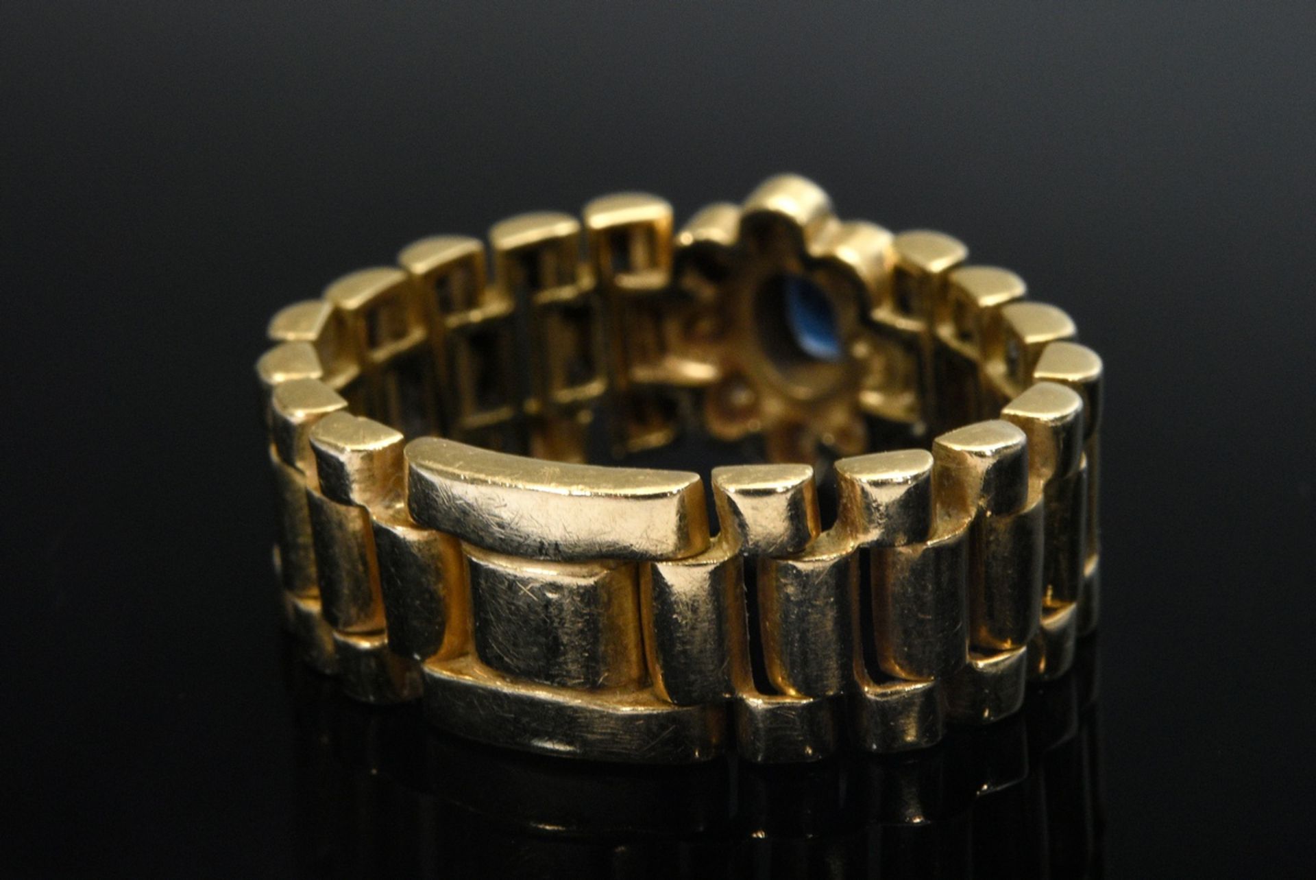 Movable yellow gold 750 chain ring with sapphire in a brilliant-cut diamond flower wreath (together - Image 3 of 3