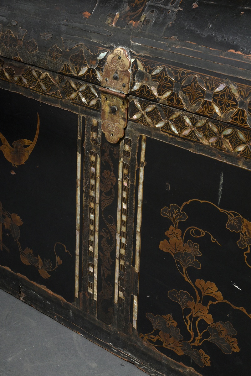 Museal Nanban Urushi lacquer chest with mother-of-pearl inlays and gold lacquer painting, Japan Mom - Image 4 of 11