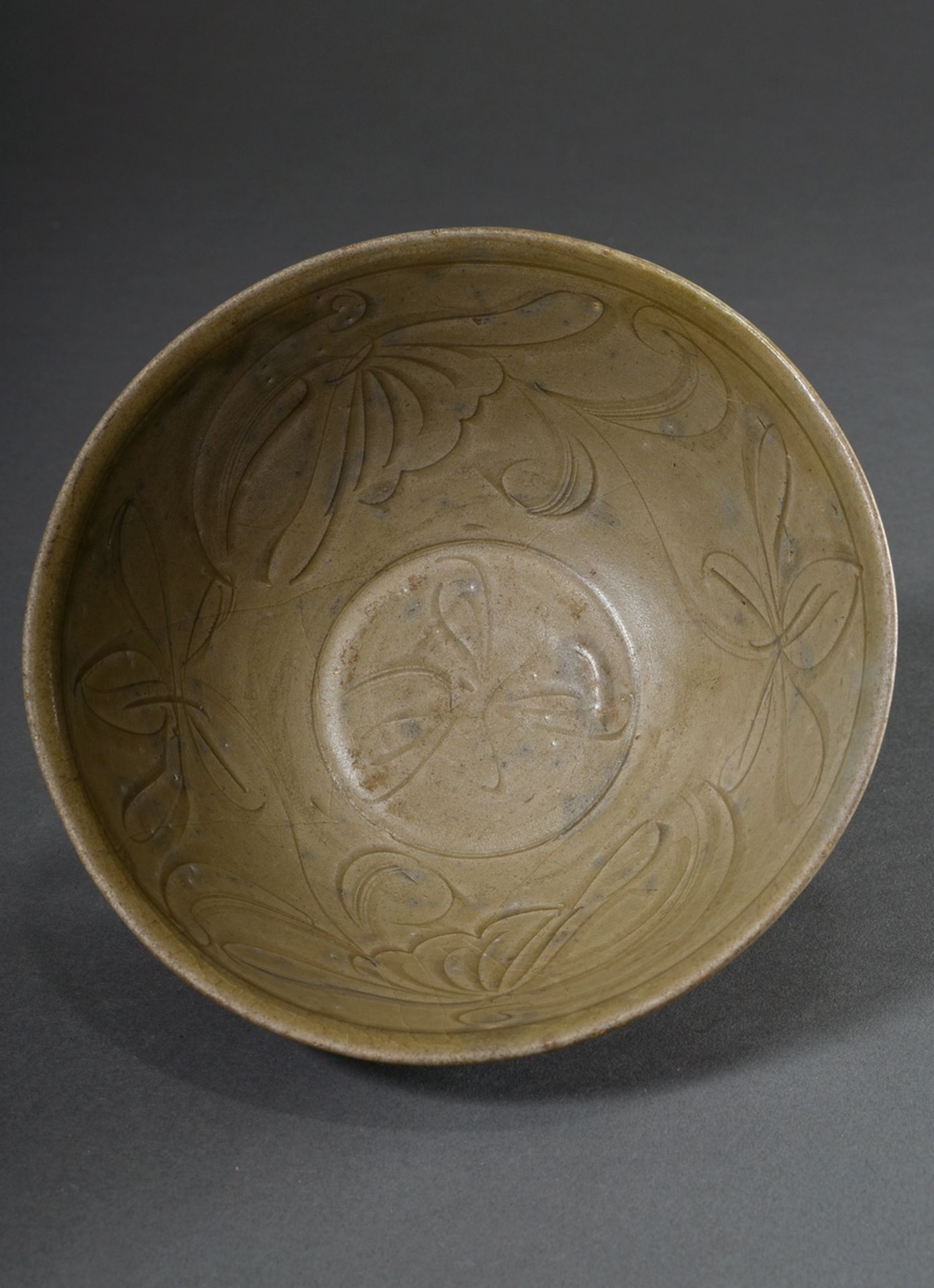 Longquan celadon bowl with floral Anhua incised decoration, China probably Yuan/Ming dynasty, on a  - Image 5 of 6