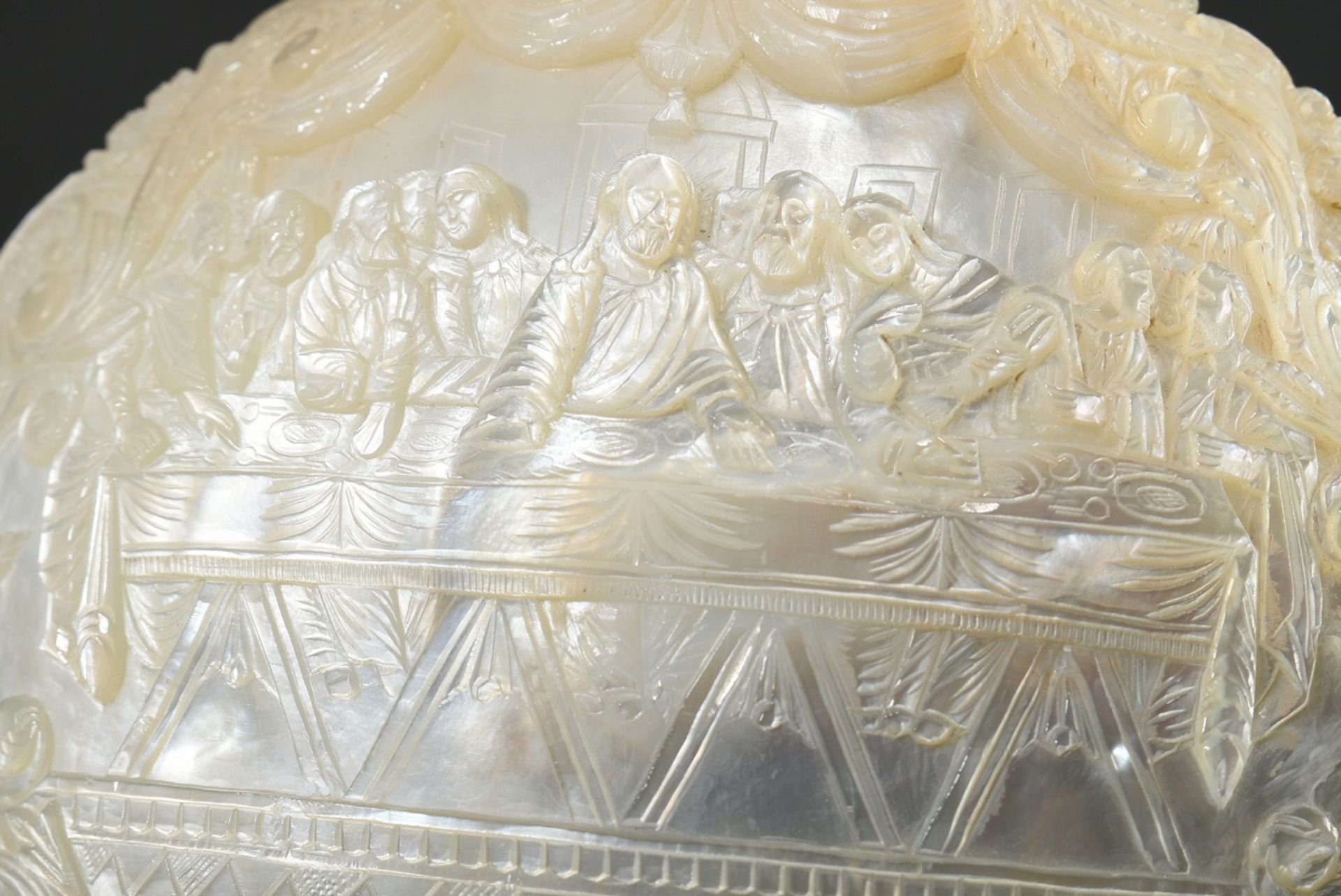 Large mother-of-pearl shell "The Last Supper", cut in bas-relief and half-relief, with blossoms and - Image 7 of 9