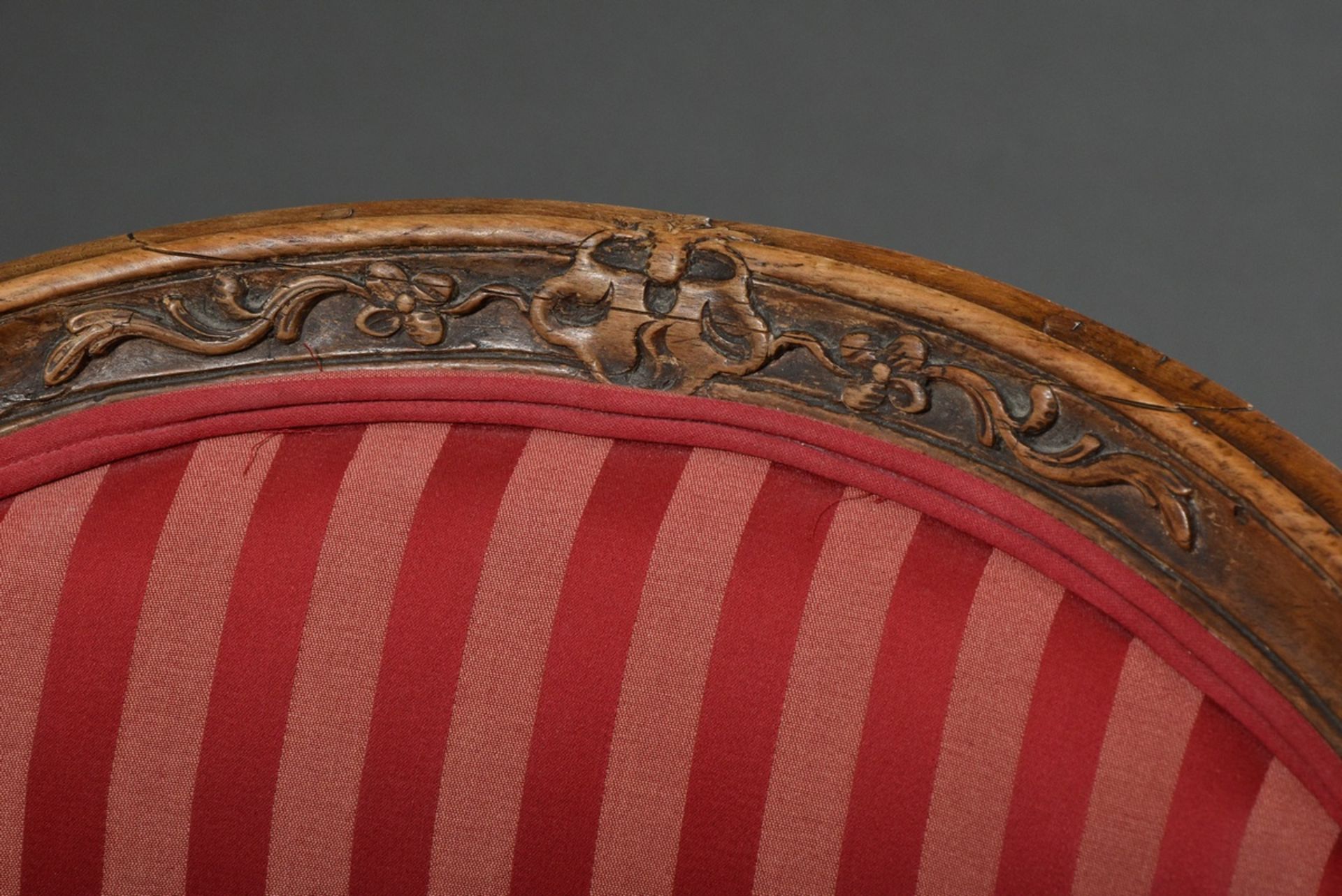 French armchair with curved legs and red striped silk cover, walnut/beech, h. 44/86cm, wood partly  - Image 5 of 7