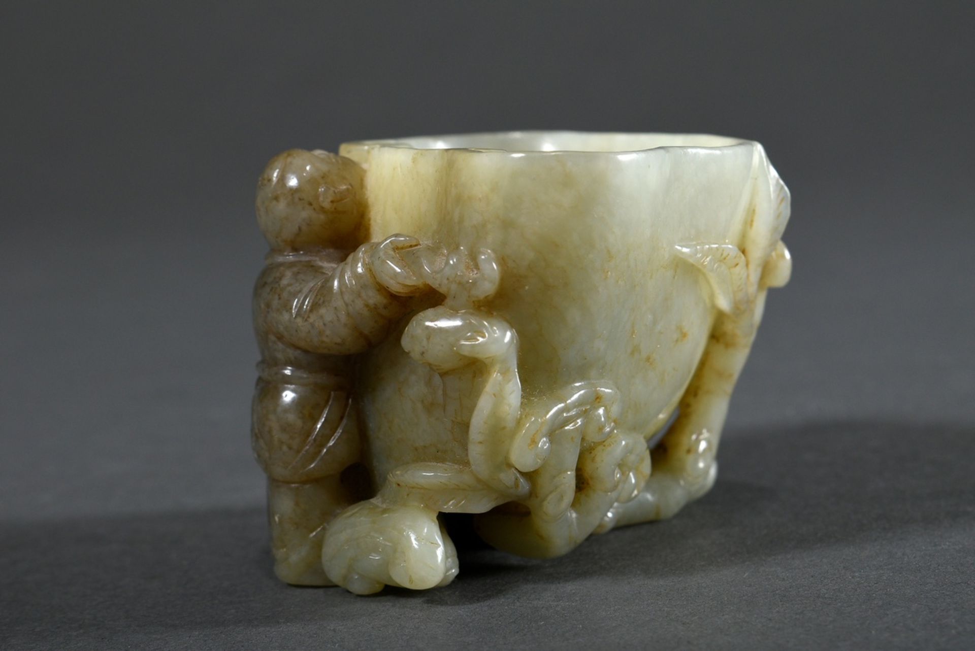 Detailed celadon jade cup "Boy with giant peach and lingzhi mushrooms", China probably Qing Dynasty - Image 5 of 5