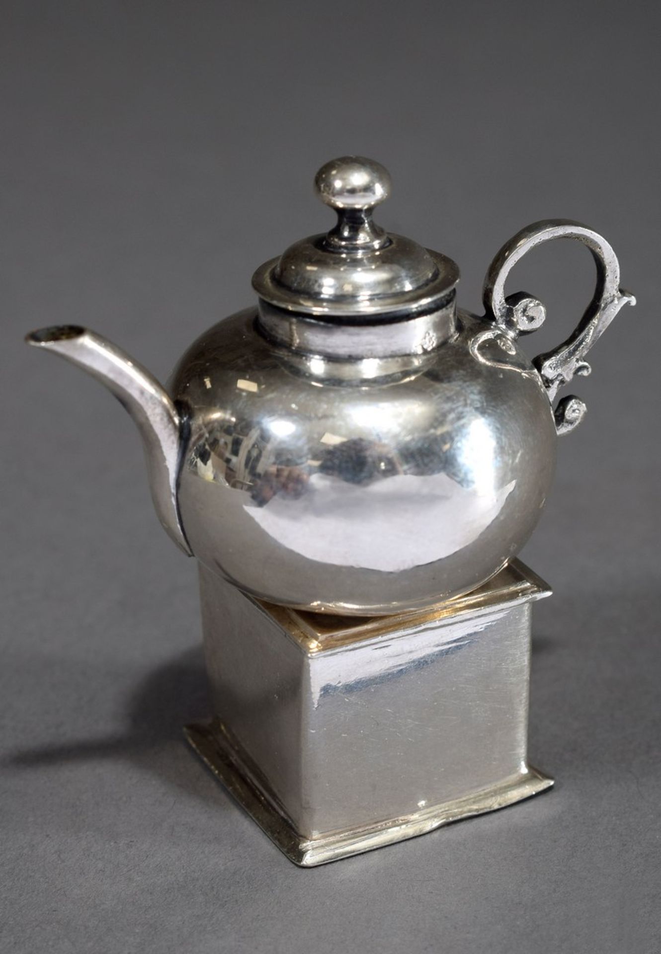 2 various Dutch miniatures, Amsterdam, 1st half 18th century: teapot (van Strant, h. 4cm) and recha