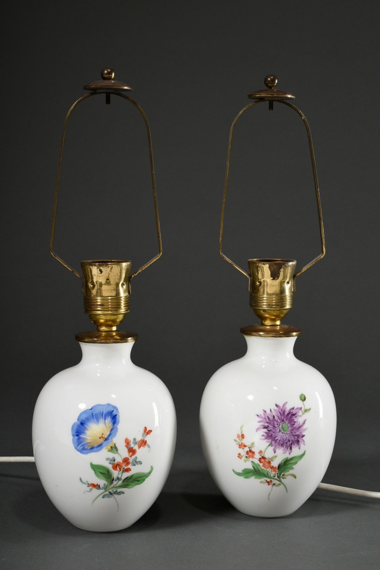 Paar Meissen Vasen "Deutsche Blume" als Tischlampen montiert, 20.Jh., H. 37cm, 2 Schleifstr., Schir