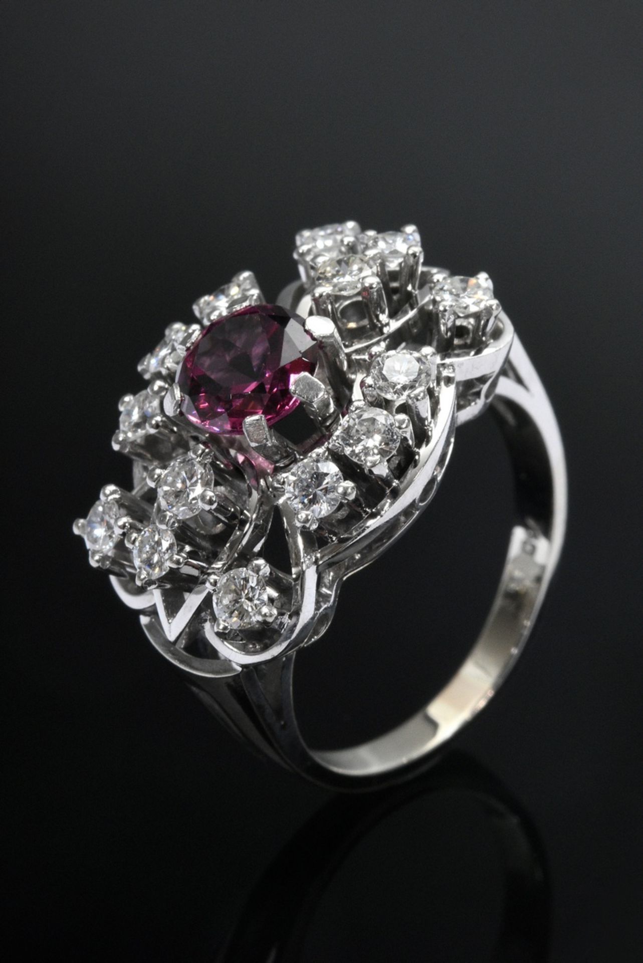 White gold 760 Ring with diamonds (total 0.80ct/VSI-SI/TCR) and centrally set pink tourmaline, circ