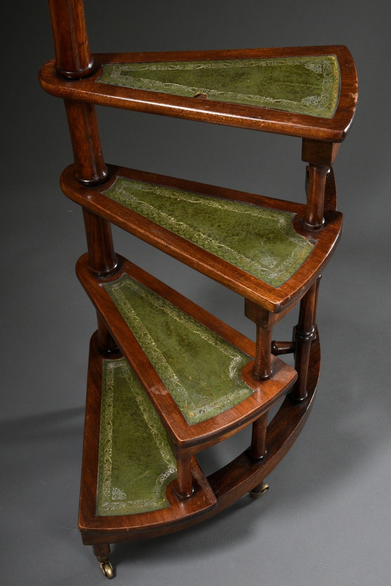 Four-stepped library staircase on brass castors, mahogany with green gold-punctured leather, h. 81/ - Image 3 of 4