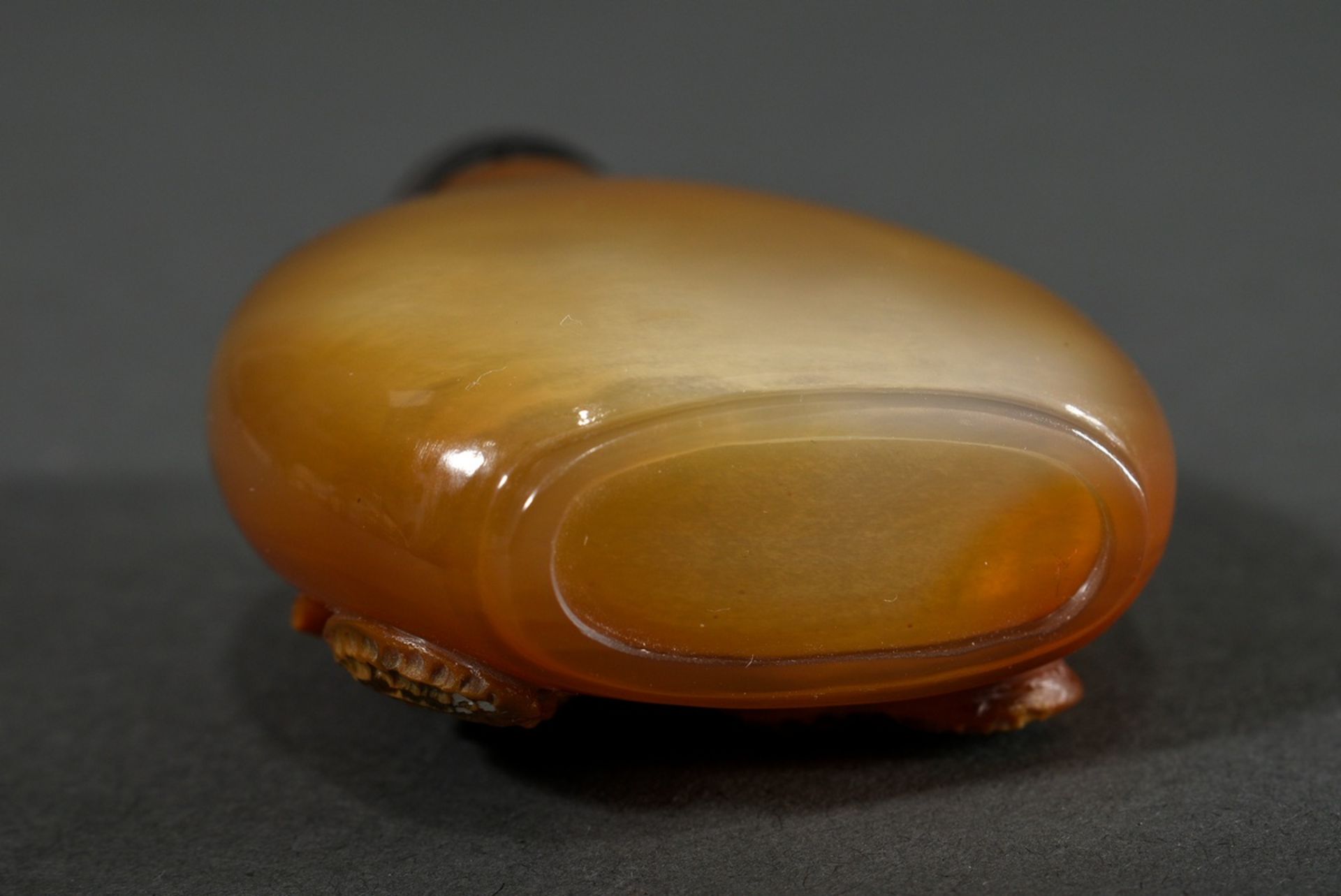 Finely cut chalcedony layer stone snuffbottle "grasshopper and peanuts" in high relief, thin-walled - Image 3 of 4