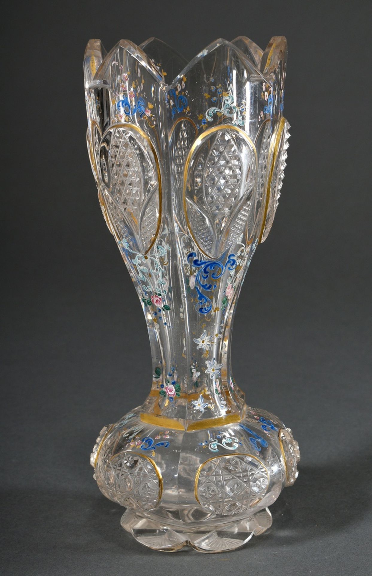 Biedermeier Kristall Vase in Tulpenform mit reichem Schliff, floraler Emaille Malerei und Goldstaff - Bild 2 aus 3