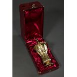 Historismus "Willkomm" Pokal mit gebuckelter, floral getriebener Wandung und figürlicher Deckelbekr