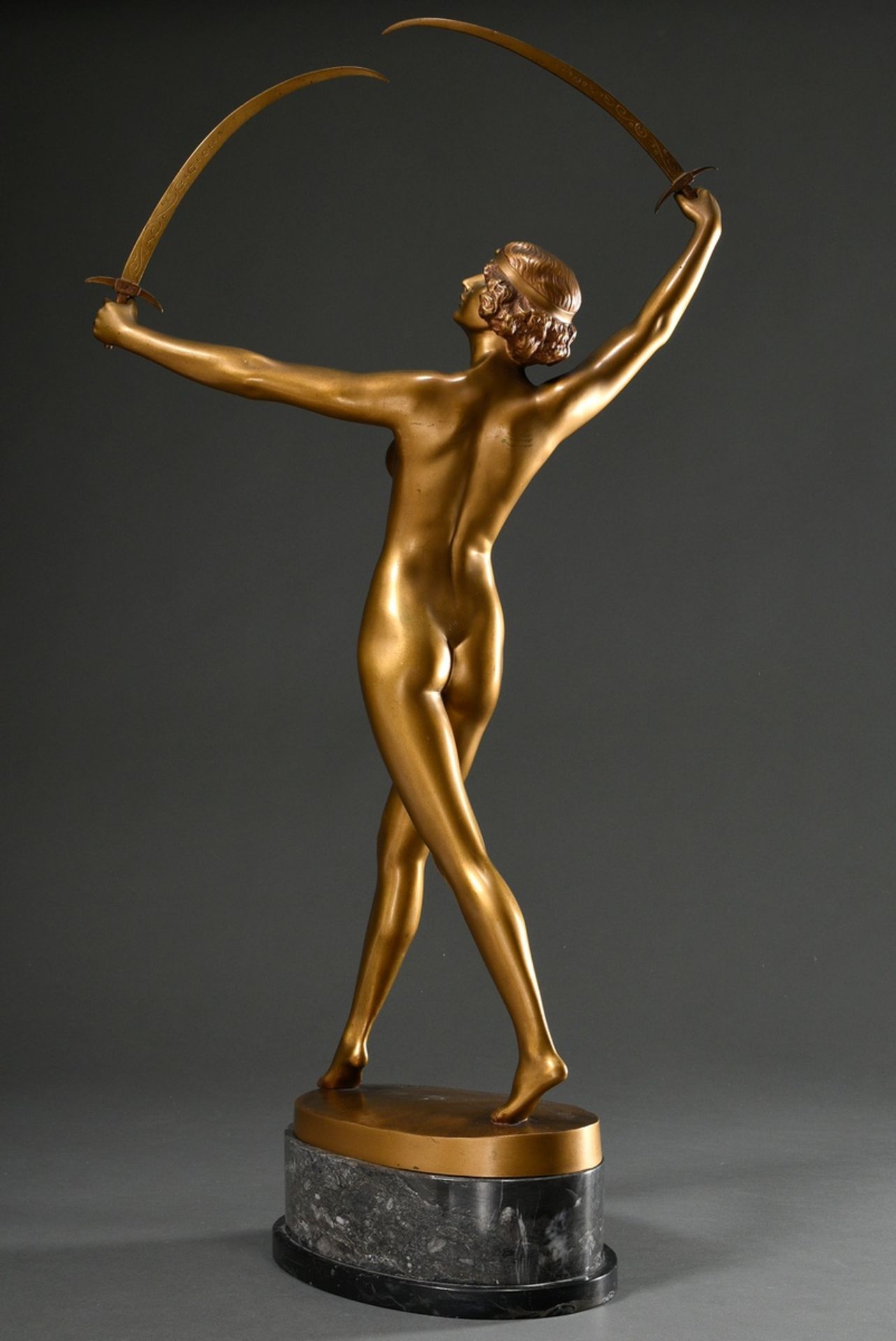 Jaeger, Gotthilf (1871-1933) "Säbeltänzerin", um 1925, Bronze mit Goldpatina auf grauer Marmorplint - Bild 7 aus 10