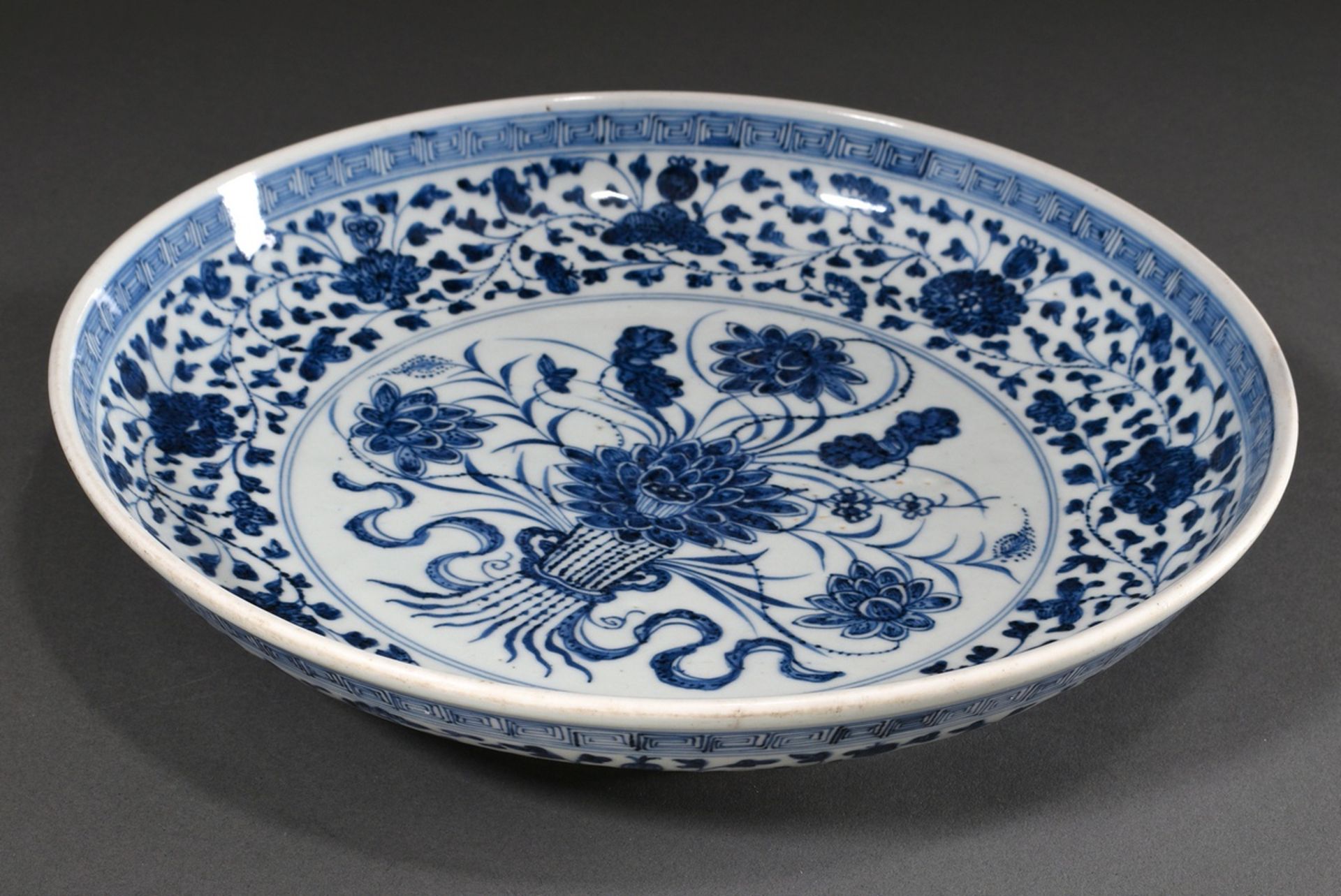 Large bowl in Ming style with blue painting decoration "Lotus blossoms" with meander band, probably - Image 2 of 5