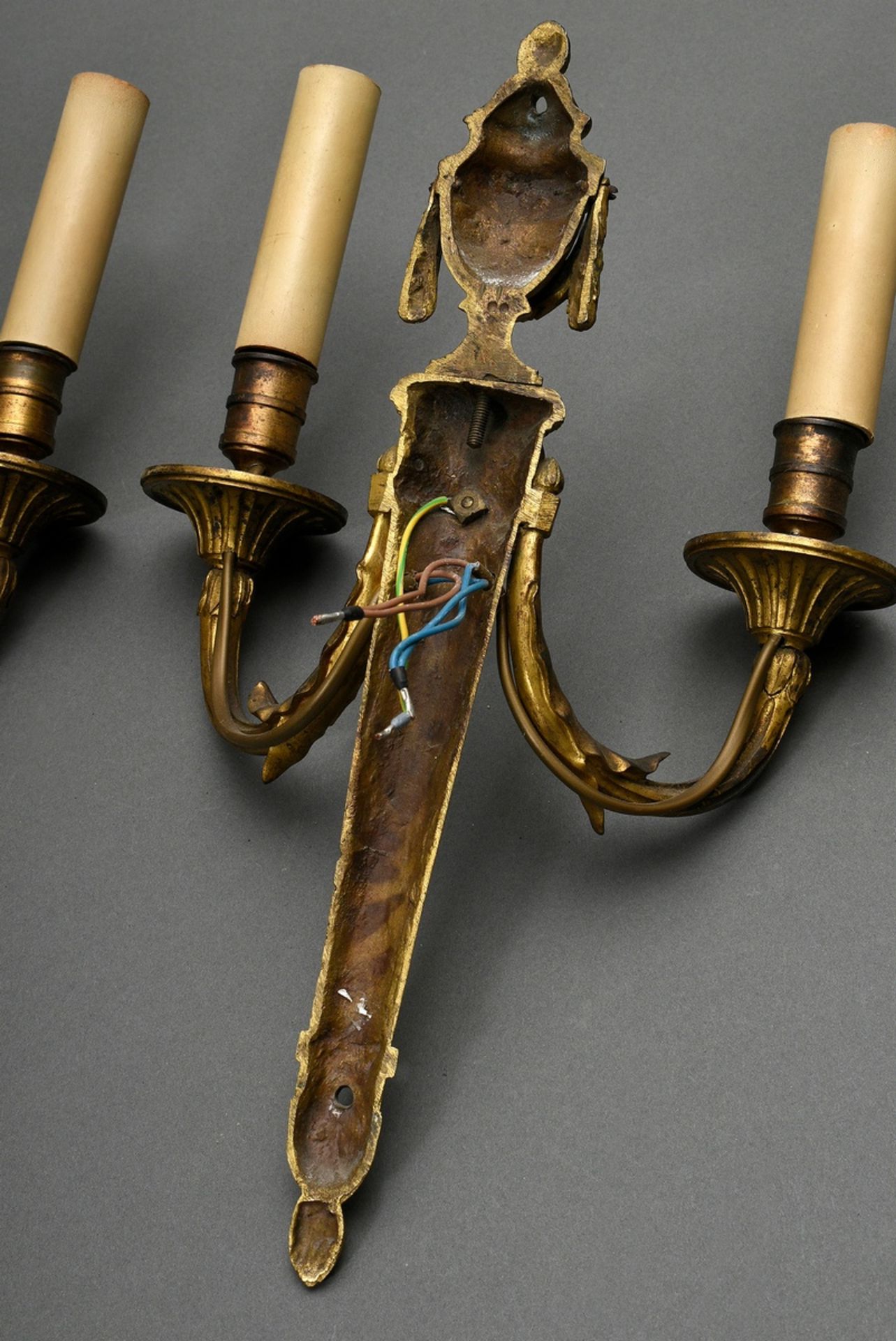 Paar feine feuervergoldete Bronze Wandarme im Louis XVI Stil mit plastischen Maskarons und Vasen Be - Bild 4 aus 5