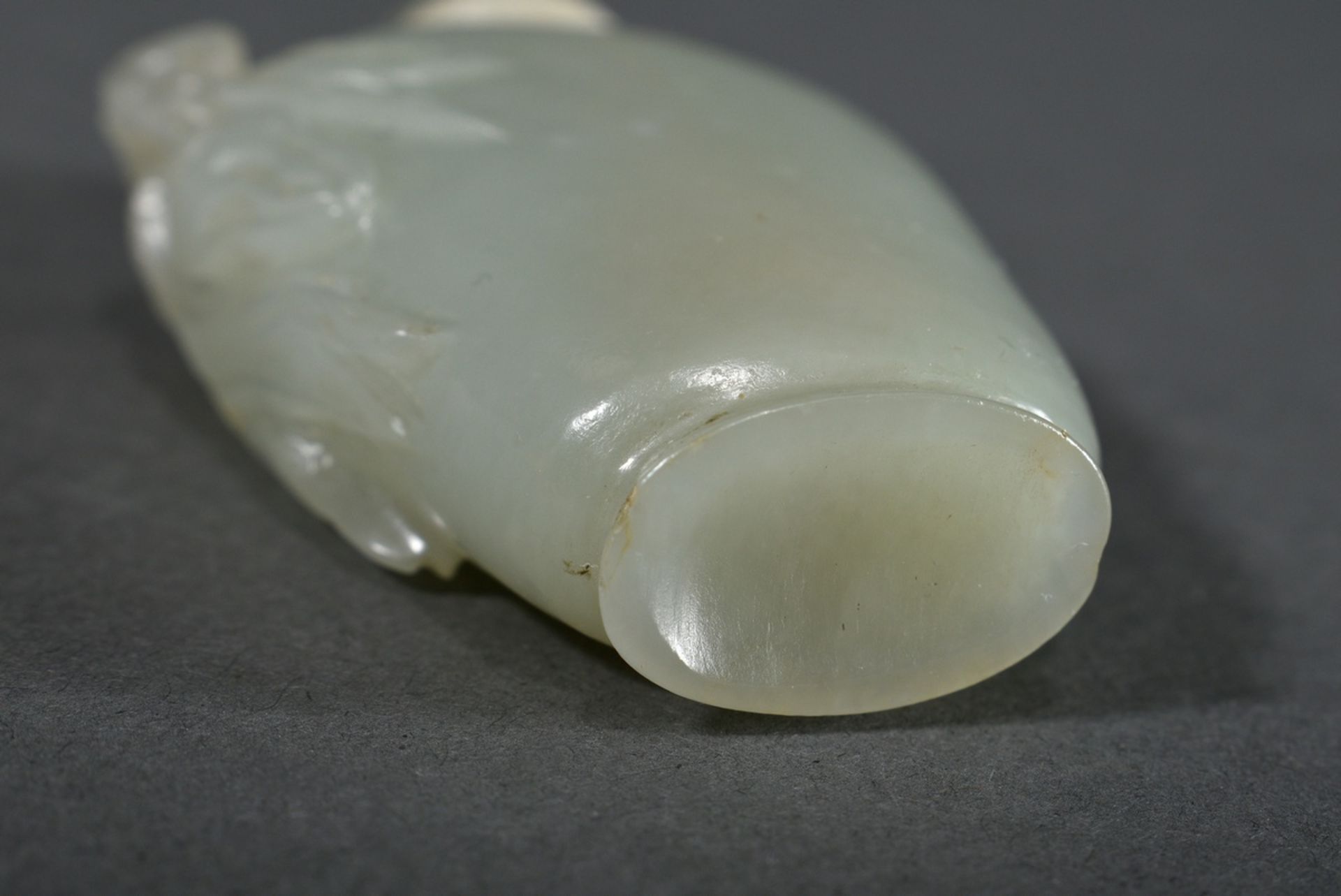 Seladon jade snuffbottle with "flower and leaf decoration" in high relief, China probably Qing dyna - Image 4 of 5