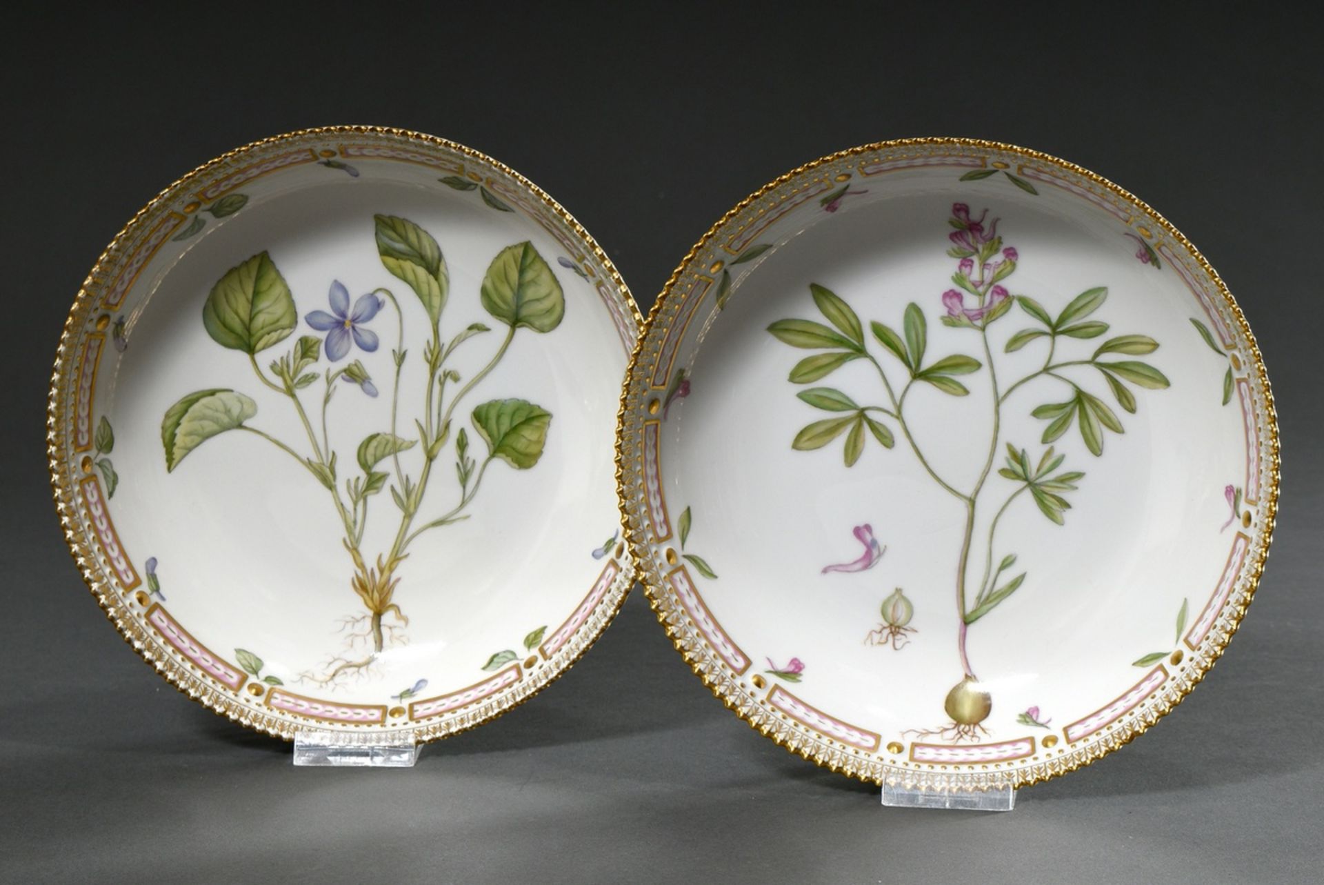 2 Runde Royal Copenhagen "Flora Danica" Schalen mit polychromer Bemalung im Spiegel und goldstaffie