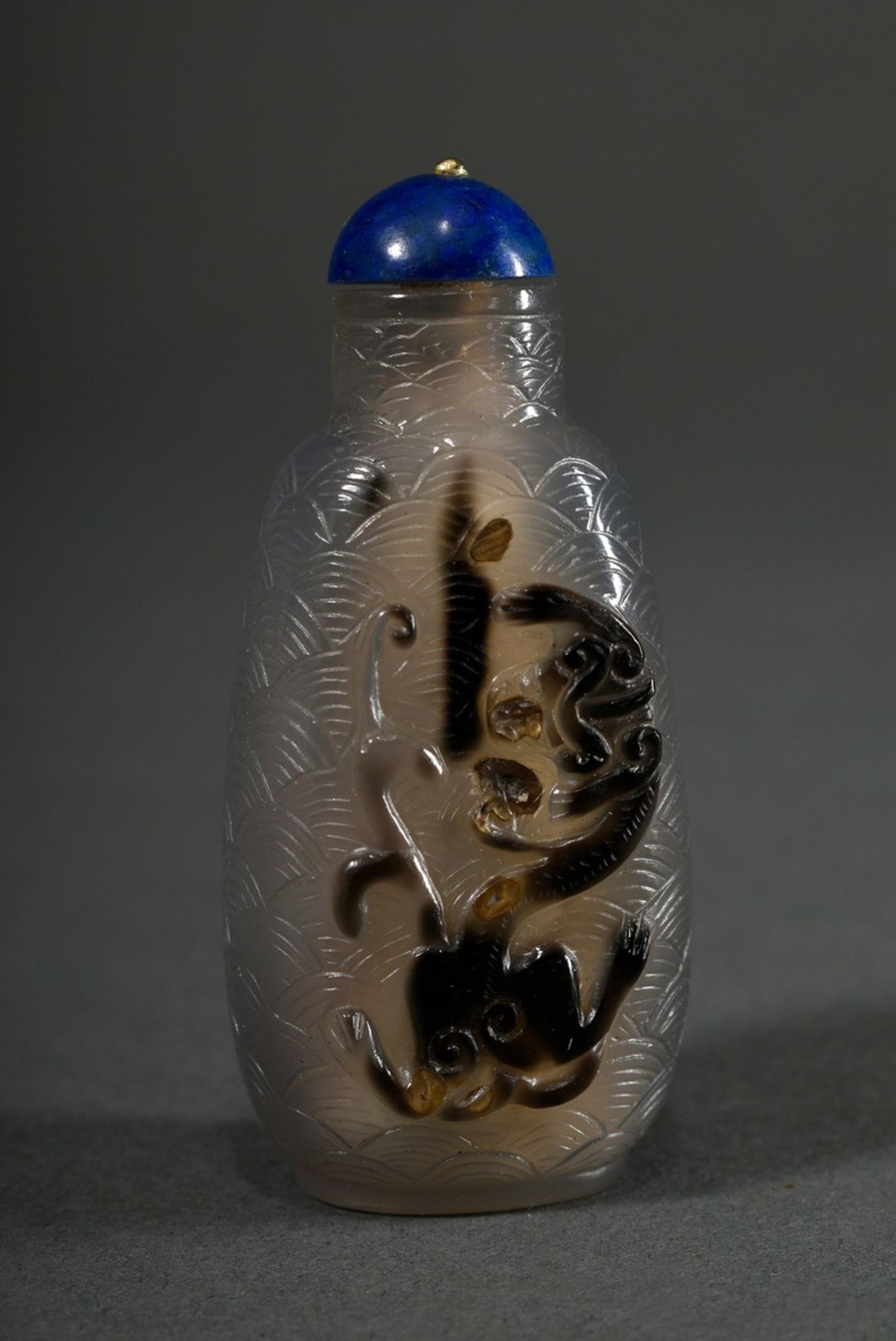 Very fine two-coloured jade snuffbottle "Chilongs" in high relief on deep cut wave decoration, stop - Image 2 of 4