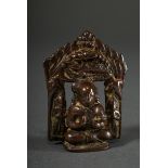 Kleines Bronze Relief "Bodhisattva mit Adoranten" in einem Schrein, liegender Buddha im First, Indi