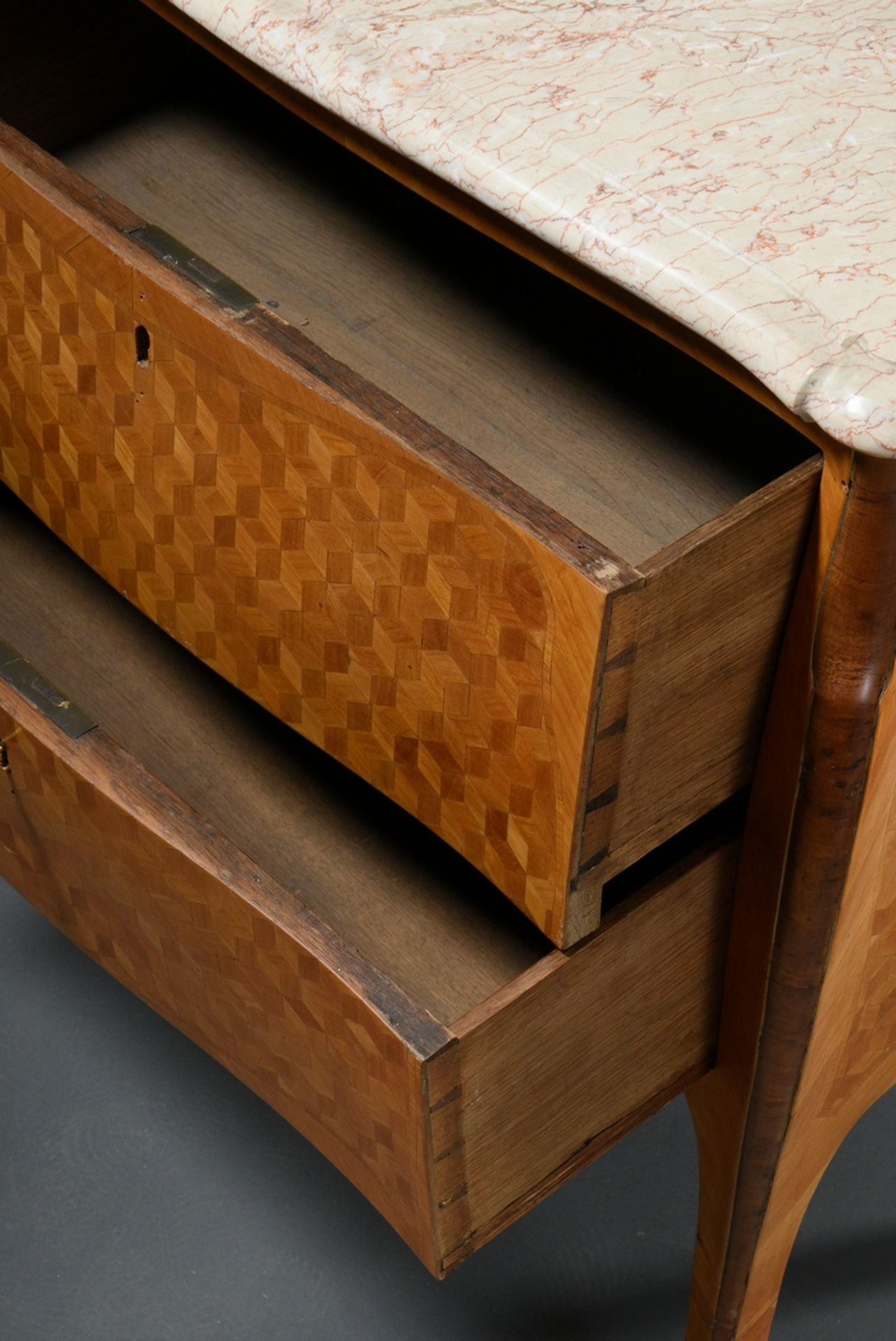 Small Louis XV chest of drawers with a two-bay optically marquetry corpus on curved legs with a lig - Image 6 of 7