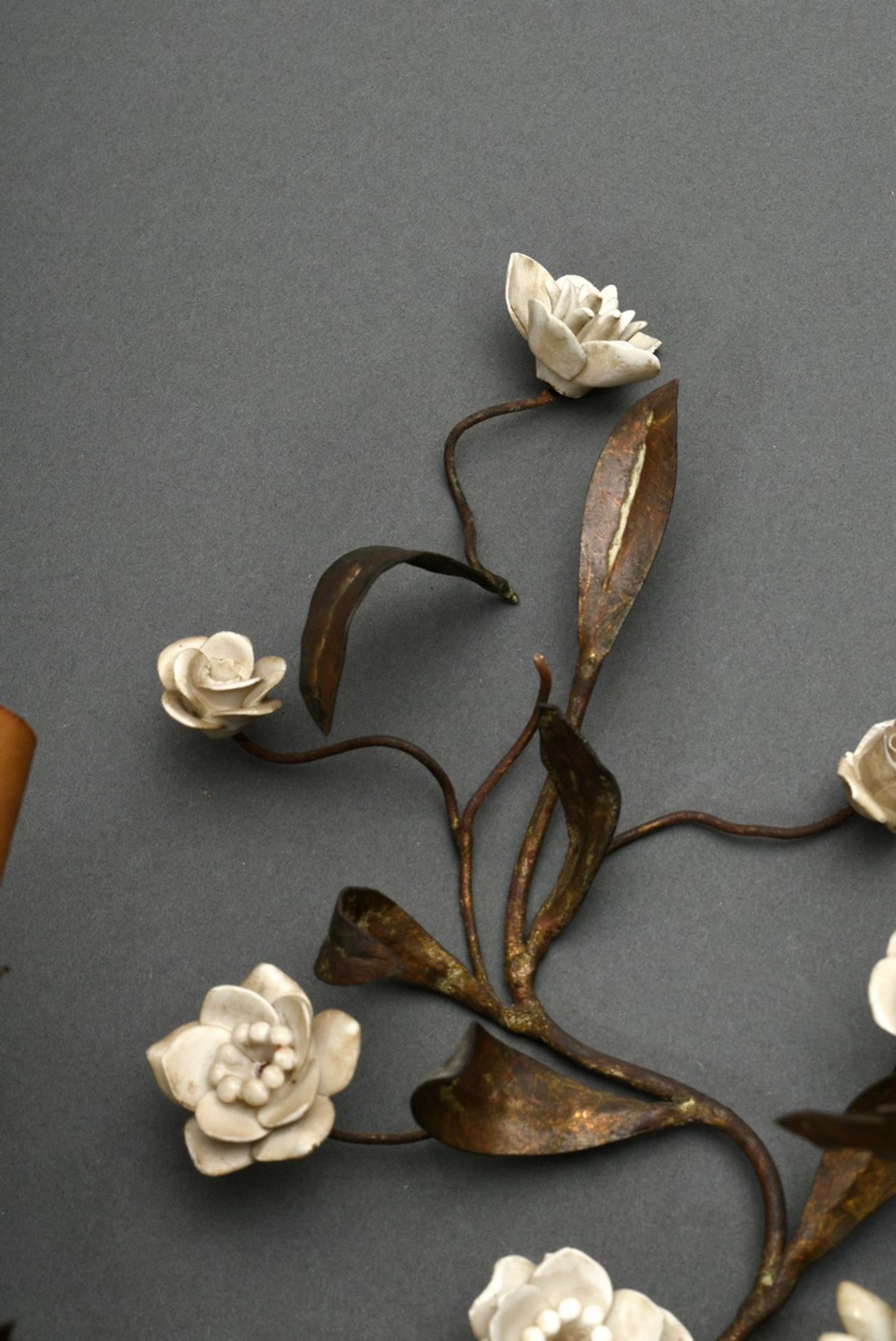 Pair of Italian wall arms in floral façon with porcelain blossoms, sheet brass with remnants of gil - Image 2 of 6
