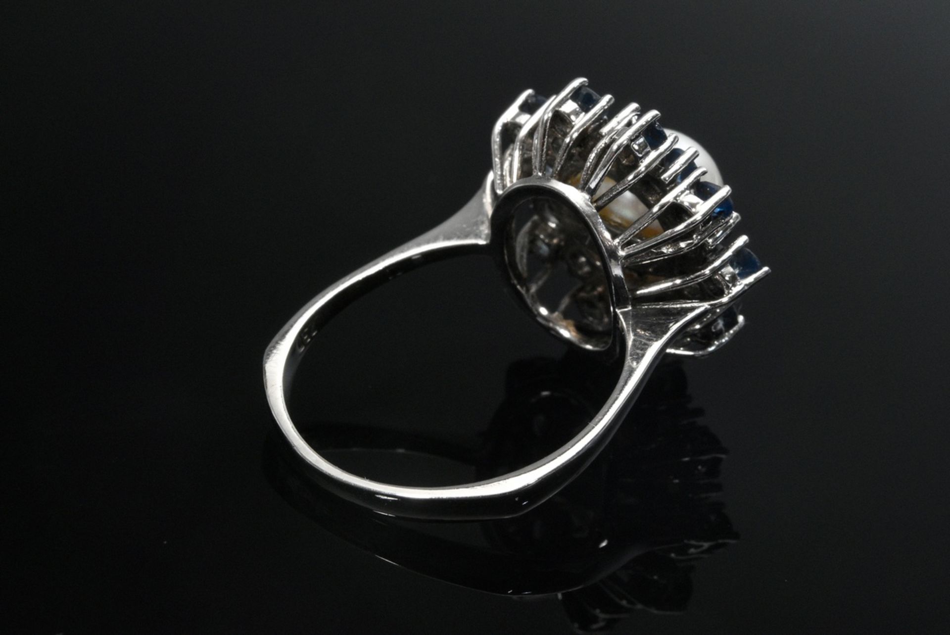 White gold 750 ring in flower shape with sapphires (ca. 1.96ct) and cultured pearl, 6,6g, size 60 - Image 4 of 4