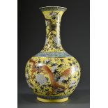 Große Balustervase mit Grisaillemalerei über gelbem und türkisem Fond "Drachen und Päonien", China